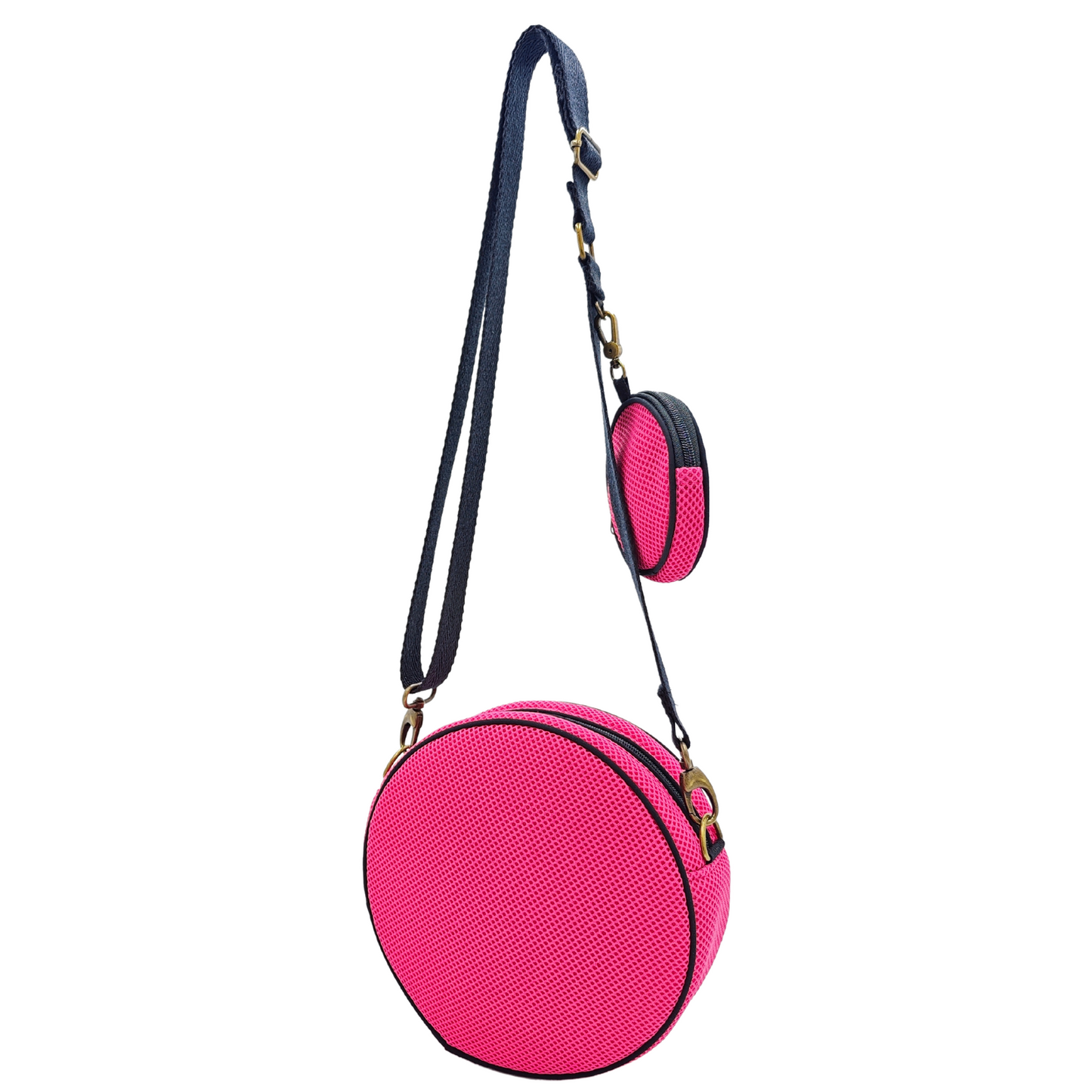 Compra nuestro bolso circular con monedero fucsia, hechos a mano con tejido 3D y material reciclado, elaborado artesanalmente por las mujeres del Programa Social de Creadoness.