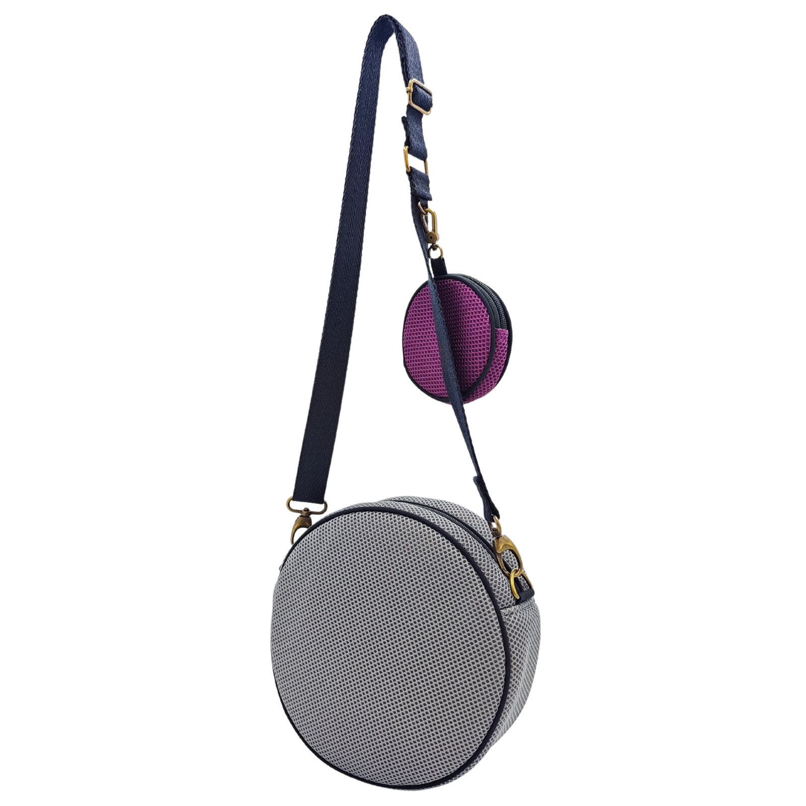 Compra nuestro bolso circular con monedero gris-violeta, hechos a mano con tejido 3D y material reciclado, elaborado artesanalmente por las mujeres del Programa Social de Creadoness.