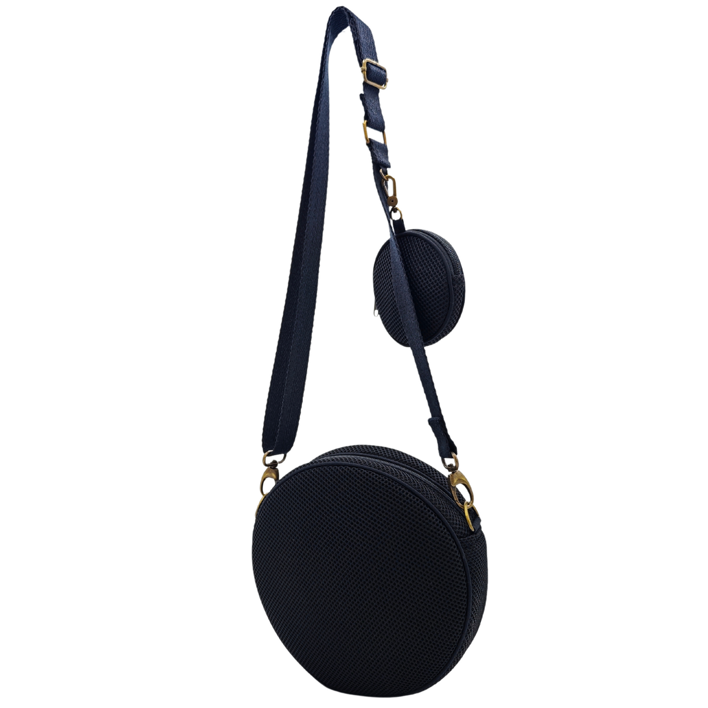 Compra nuestro bolso circular con monedero negro, hechos a mano con tejido 3D y material reciclado, elaborado artesanalmente por las mujeres del Programa Social de Creadoness.