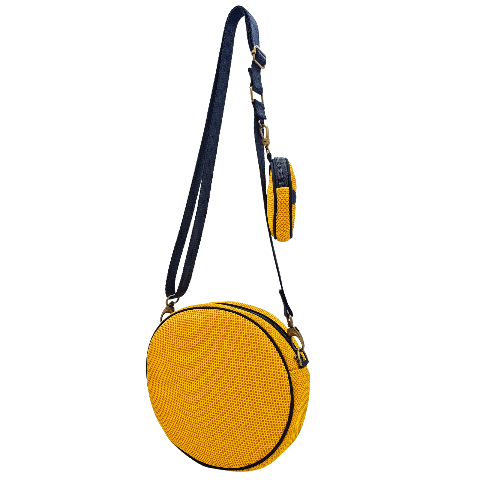 Compra nuestro bolso circular con monedero amarillo, hechos a mano con tejido 3D y material reciclado, elaborado artesanalmente por las mujeres del Programa Social de Creadoness.