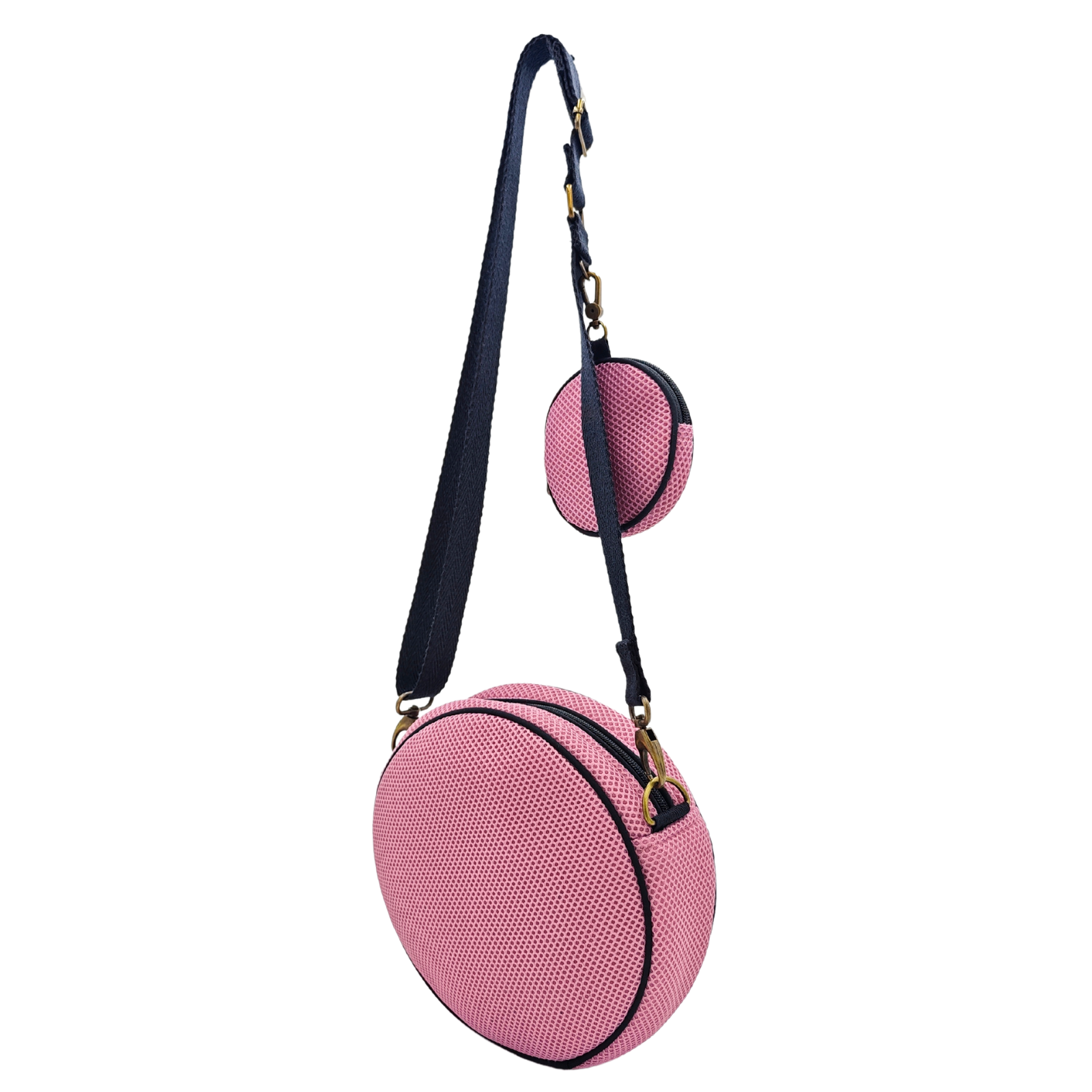 Compra nuestro bolso circular con monedero rosa, hechos a mano con tejido 3D y material reciclado, elaborado artesanalmente por las mujeres del Programa Social de Creadoness.