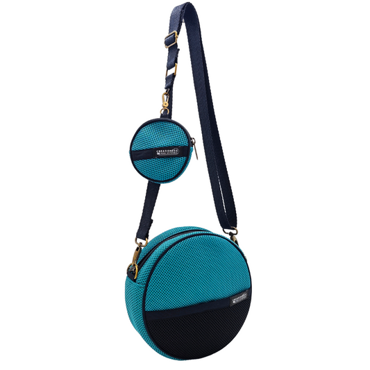 Compra nuestro bolso circular con monedero verde, hechos a mano con tejido 3D y material reciclado, elaborado artesanalmente por las mujeres del Programa Social de Creadoness.