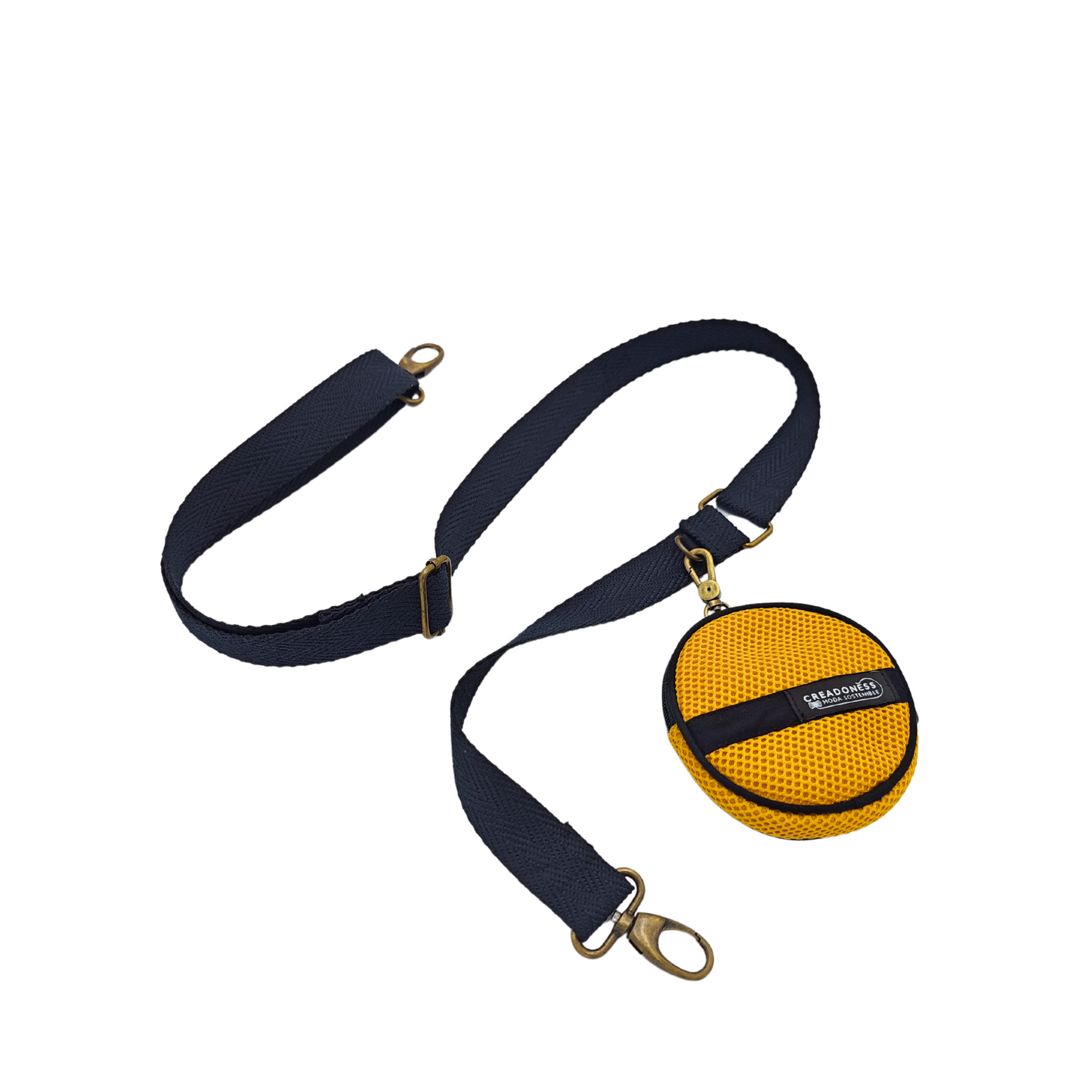 Esta cinta con monedero está hecha a mano por mujeres que nosotras formamos en el Programa Social de Creadoness. Es un producto confeccionado con tejido técnico 3D y en su interior está forrado con loneta impermeable reciclada.