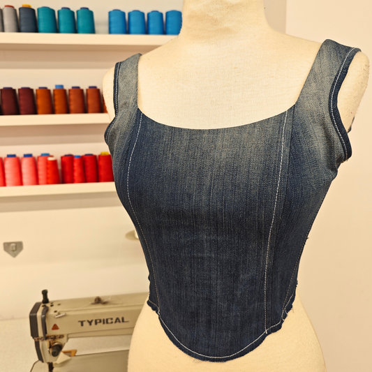 Corseteria  1800 × 1800 px  Duración: 1 mes - 3 hs semanales - Horario: Miércoles de 16.00 a 19.00 hs - Plazas Limitadas - En este taller aprenderás cómo confeccionar un corset. Conocerás técnicas de entretelado, barillaje y manejo de texturas.