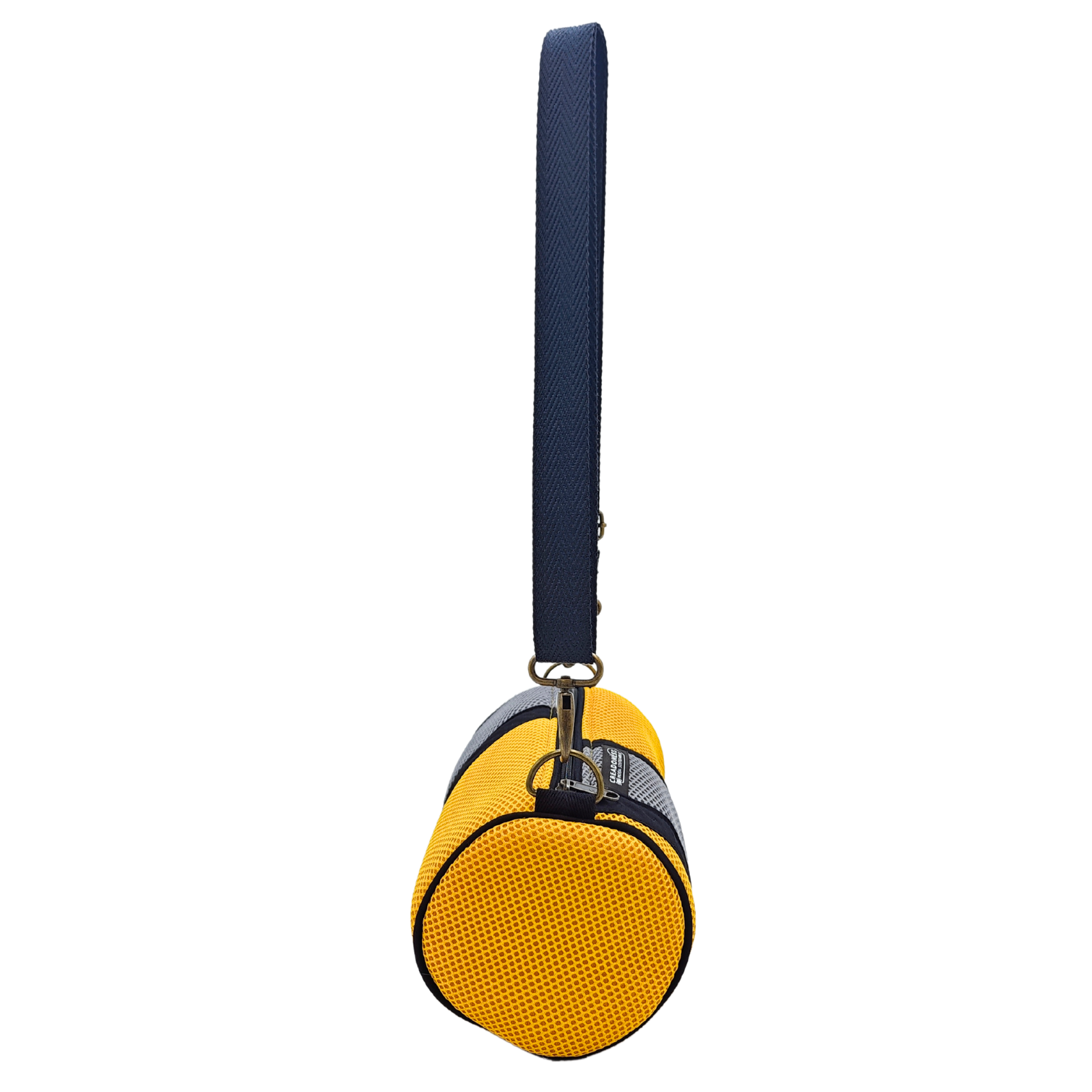 Compra nuestro mini bolso amarillo-gris, hecho a mano con tejido 3D y material reciclado, elaborado artesanalmente por las mujeres del Programa Social de Creadoness.