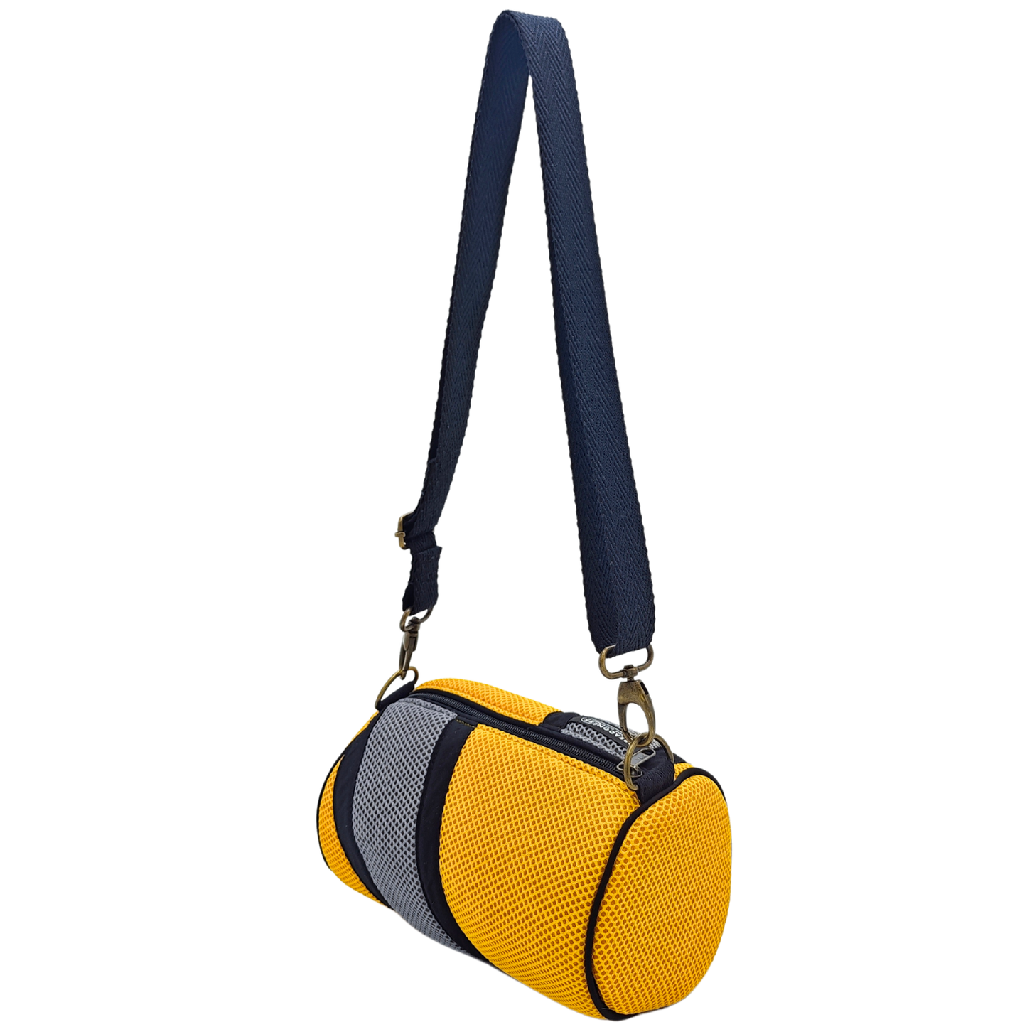 Compra nuestro mini bolso amarillo-gris, hecho a mano con tejido 3D y material reciclado, elaborado artesanalmente por las mujeres del Programa Social de Creadoness.