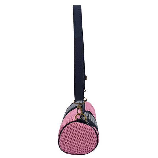 Compra nuestro mini bolso rosa-gris, hecho a mano con tejido 3D y material reciclado, elaborado artesanalmente por las mujeres del Programa Social de Creadoness.