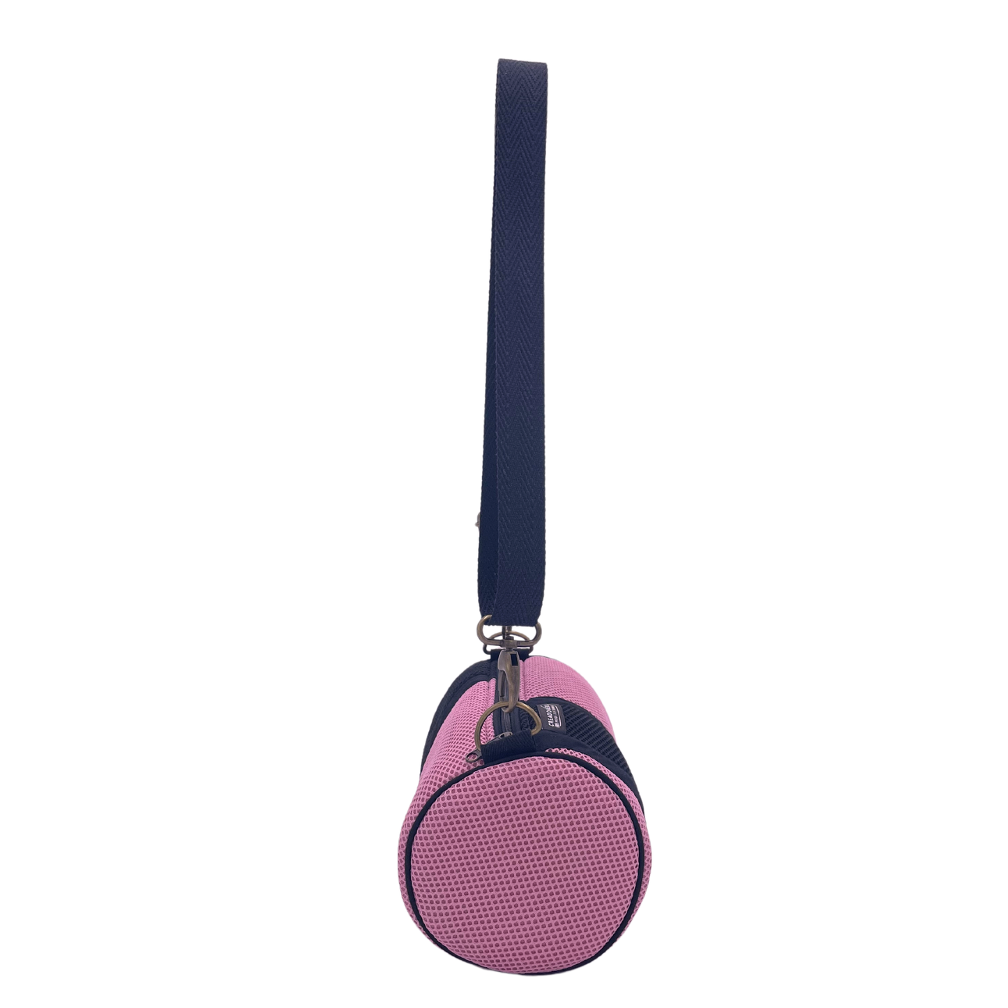 Compra nuestro mini bolso rosa-negro, hecho a mano con tejido 3D y material reciclado, elaborado artesanalmente por las mujeres del Programa Social de Creadoness.