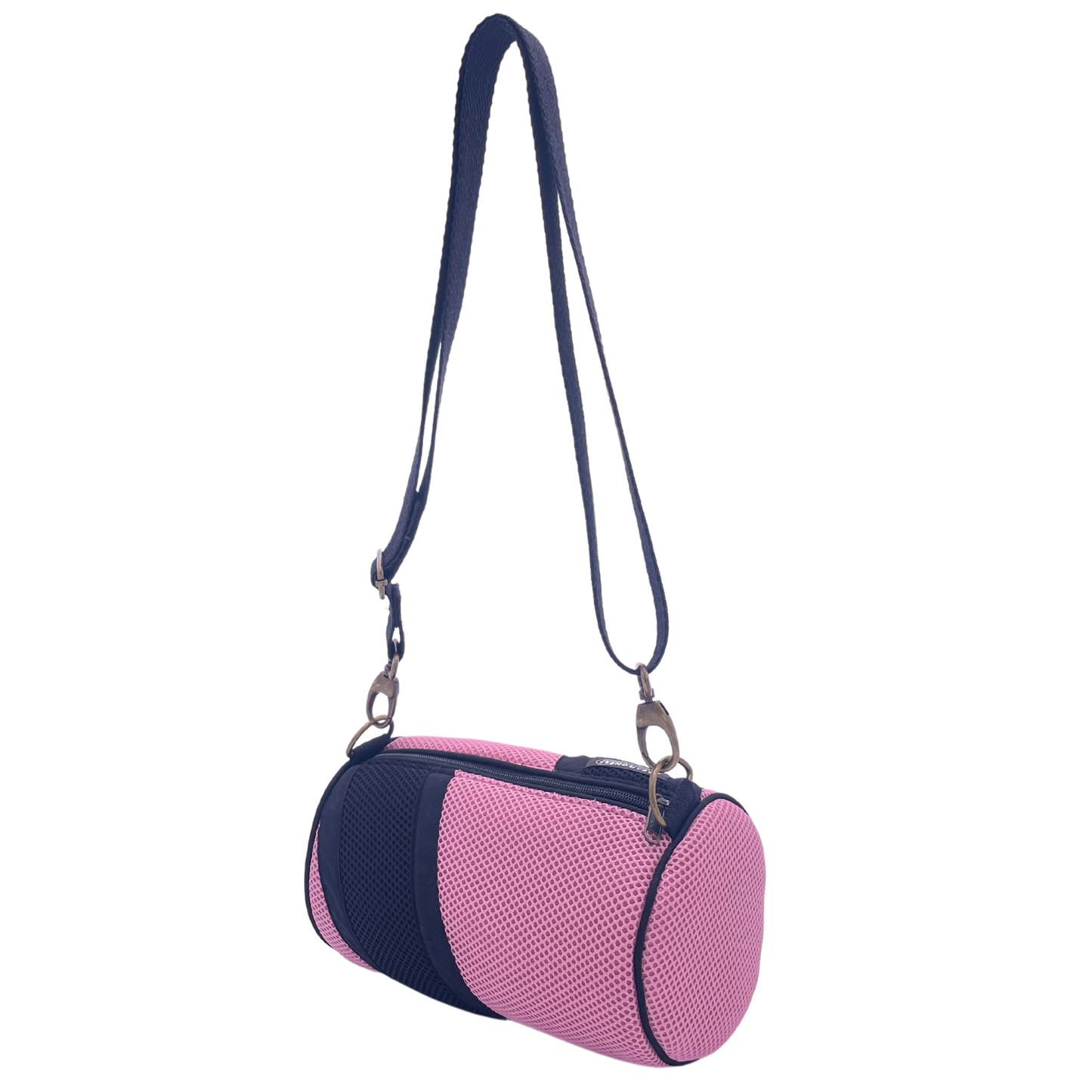 Compra nuestro mini bolso rosa-negro, hecho a mano con tejido 3D y material reciclado, elaborado artesanalmente por las mujeres del Programa Social de Creadoness.