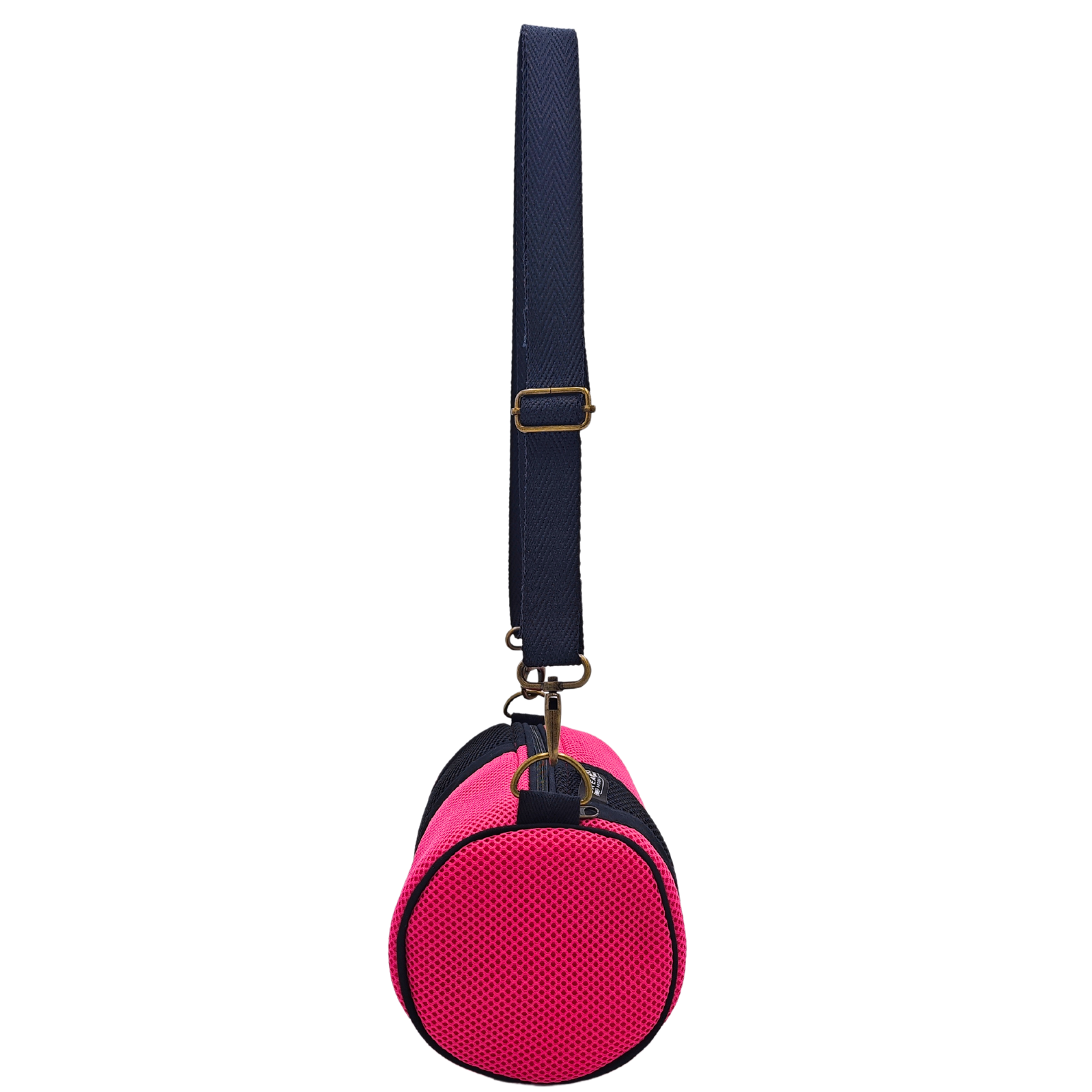 Compra nuestro mini bolso fucsia-negro, hecho a mano con tejido 3D y material reciclado, elaborado artesanalmente por las mujeres del Programa Social de Creadoness.