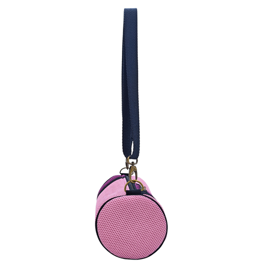 Compra nuestro mini bolso rosa-violeta, hecho a mano con tejido 3D y material reciclado, elaborado artesanalmente por las mujeres del Programa Social de Creadoness.