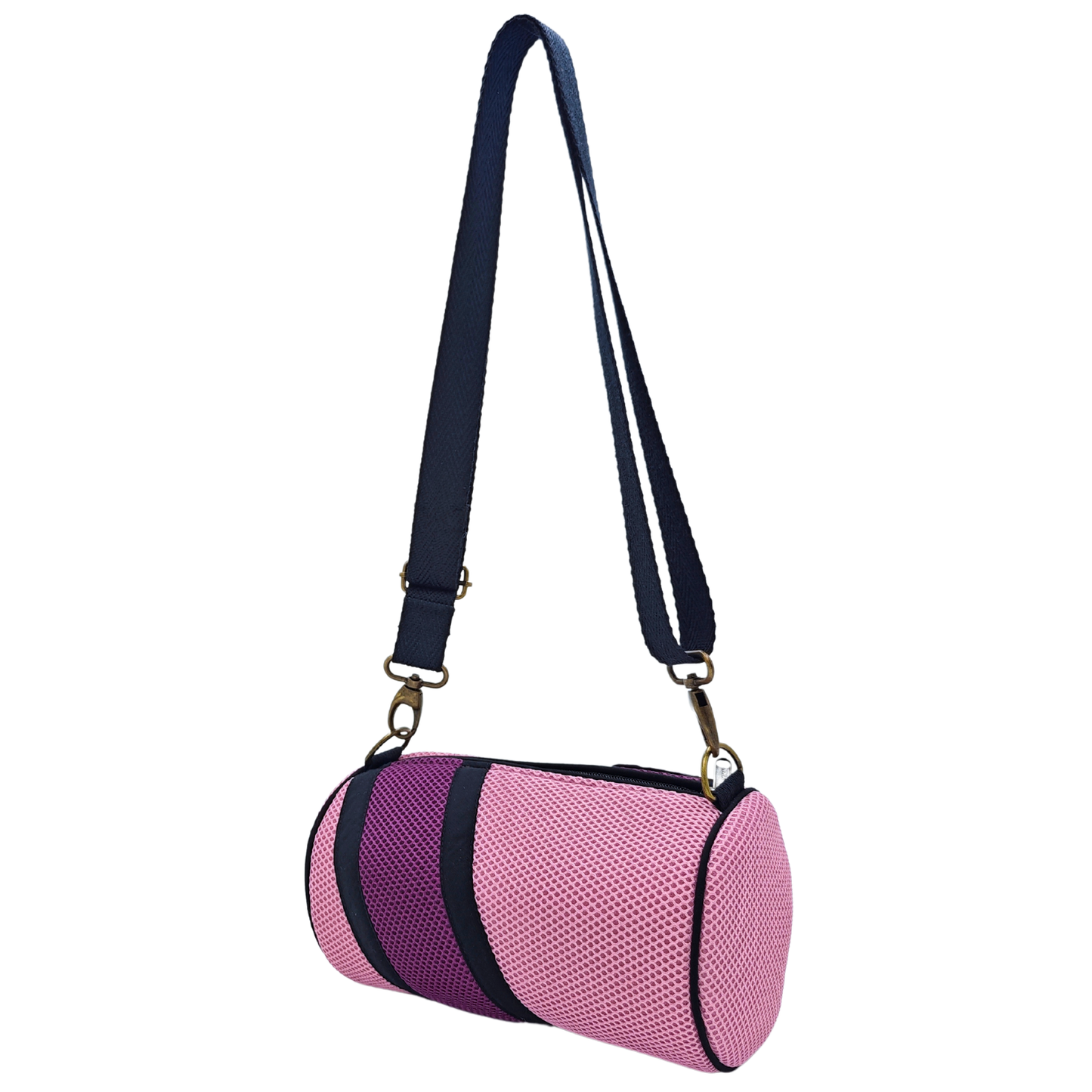 Compra nuestro mini bolso rosa-violeta, hecho a mano con tejido 3D y material reciclado, elaborado artesanalmente por las mujeres del Programa Social de Creadoness.