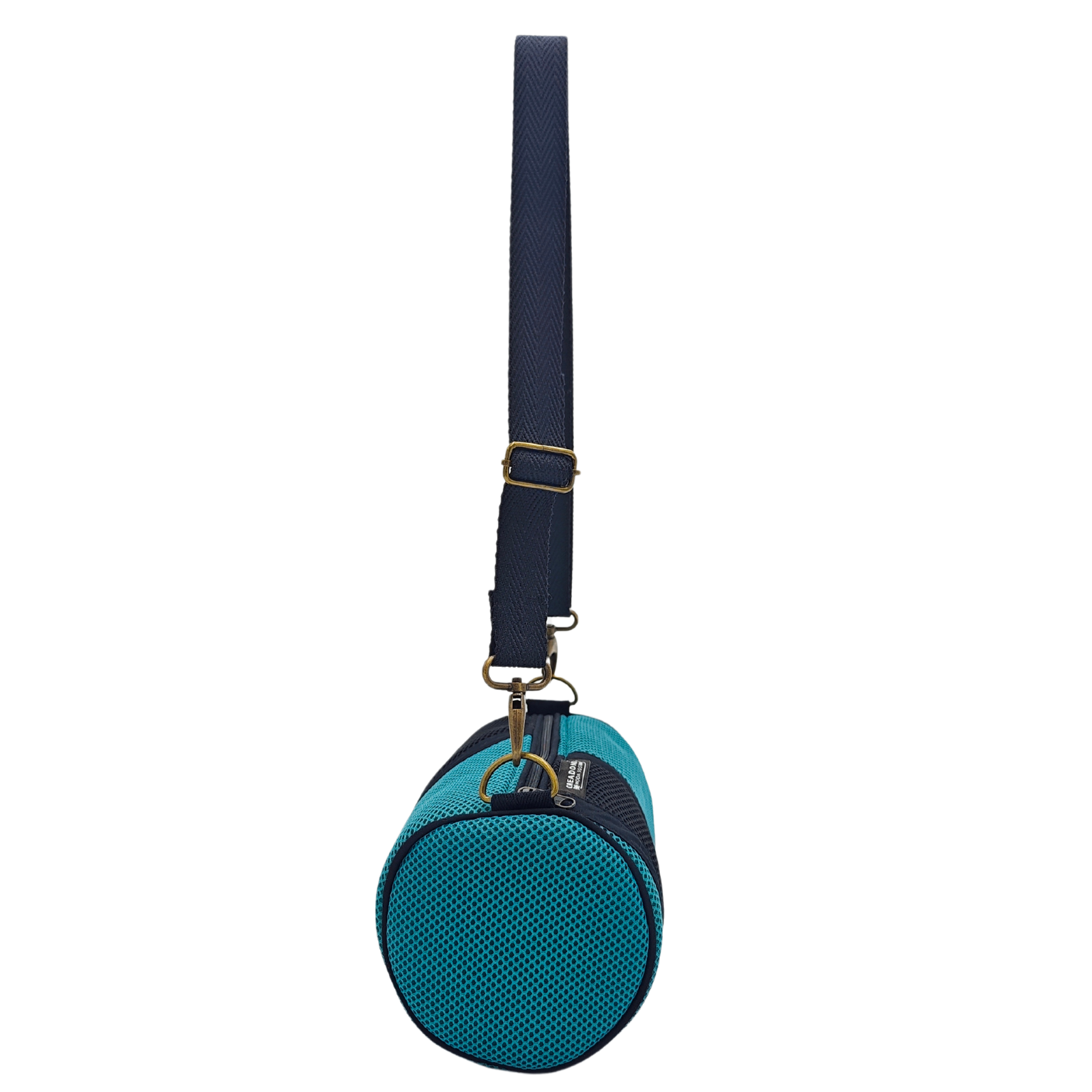 Compra nuestro mini bolso verde-negro, hecho a mano con tejido 3D y material reciclado, elaborado artesanalmente por las mujeres del Programa Social de Creadoness.