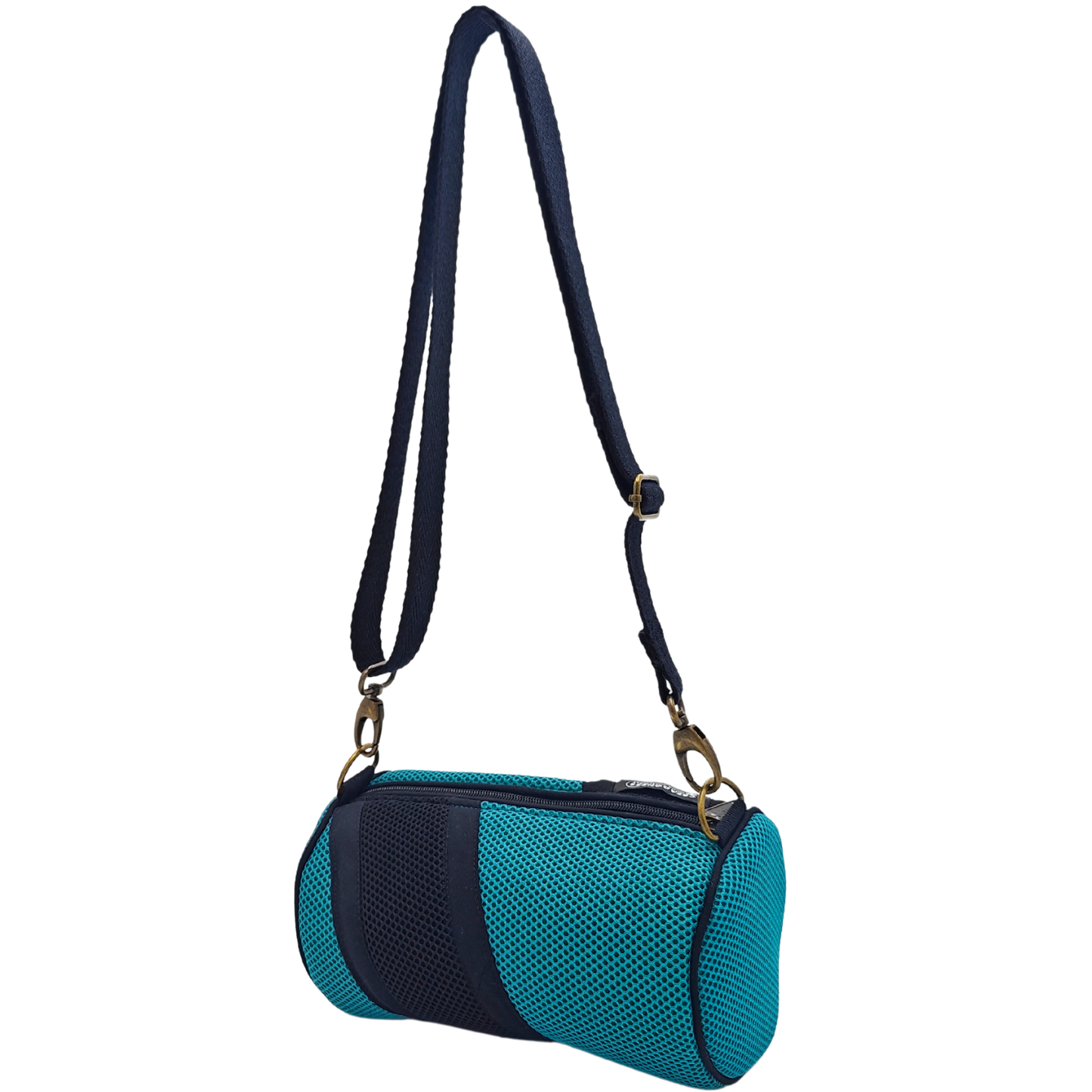Compra nuestro mini bolso verde-negro, hecho a mano con tejido 3D y material reciclado, elaborado artesanalmente por las mujeres del Programa Social de Creadoness.