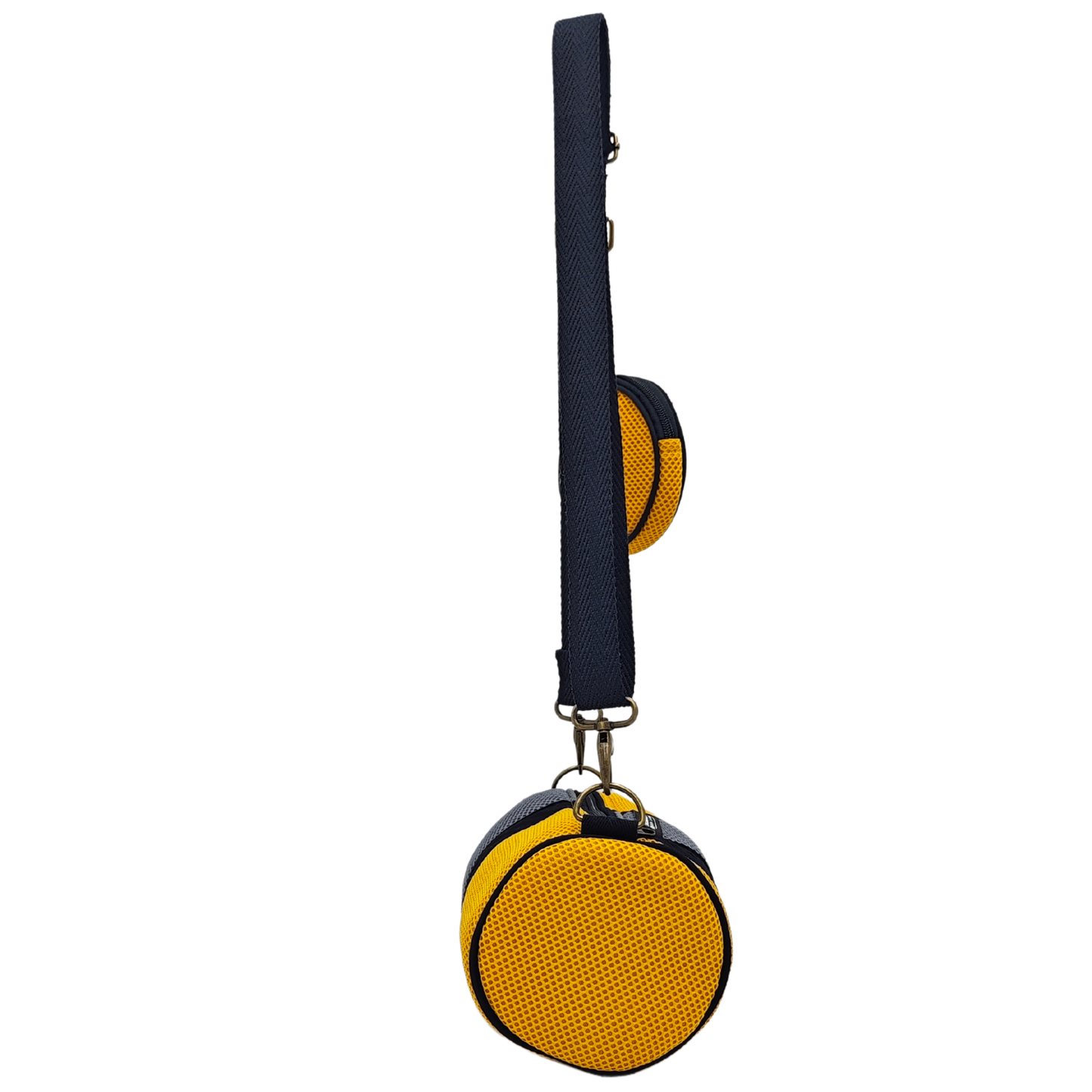 Este Mini Bolso con Monedero está hecho a mano por mujeres que nosotras formamos en nuestro Programa Social. Es un producto confeccionado con tejido técnico 3D y en su interior está forrado con loneta impermeable reciclada.