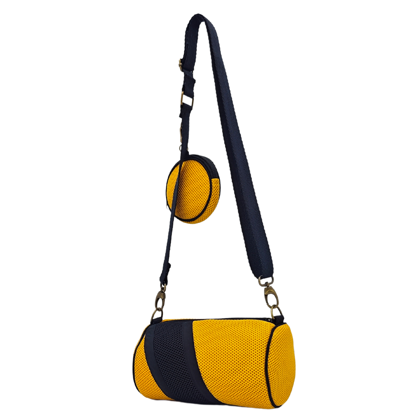 Compra nuestro mini bolso con monedero, hecho a mano con tejido 3D y material reciclado, elaborado artesanalmente por las mujeres del Programa Social de Creadoness.