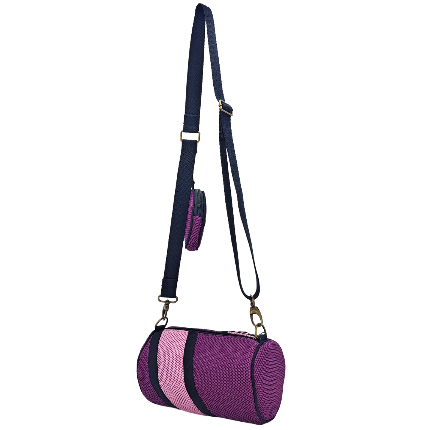 Compra nuestro mini bolso con monedero, hecho a mano con tejido 3D y material reciclado, elaborado artesanalmente por las mujeres del Programa Social de Creadoness.