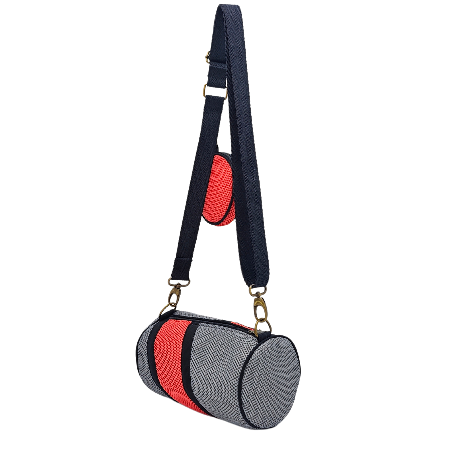 Compra nuestro mini bolso con monedero, hecho a mano con tejido 3D y material reciclado, elaborado artesanalmente por las mujeres del Programa Social de Creadoness.