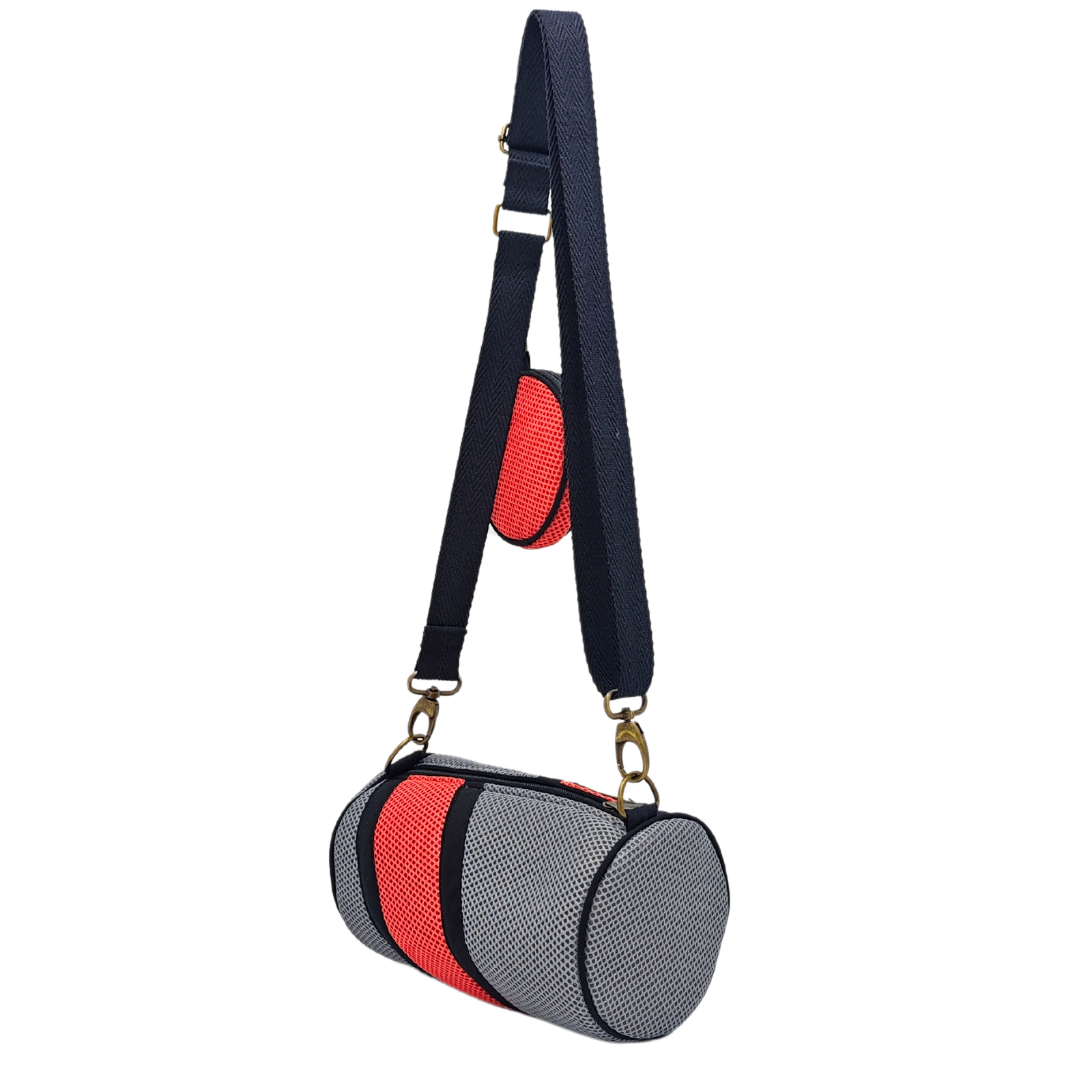 Compra nuestro mini bolso con monedero, hecho a mano con tejido 3D y material reciclado, elaborado artesanalmente por las mujeres del Programa Social de Creadoness.