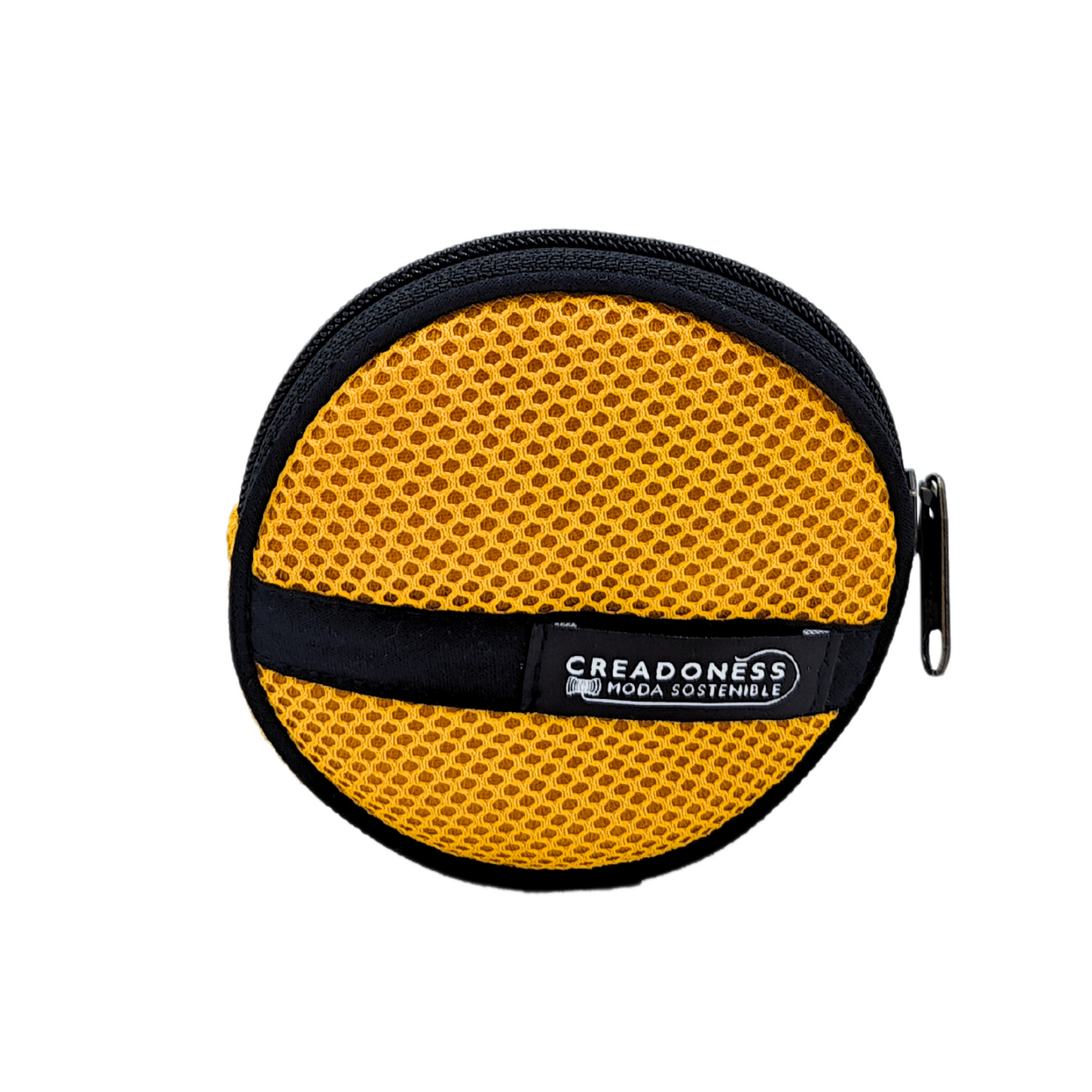 Compra nuestro monedero amarillo hecho a mano con tejido 3D y material reciclado, elaborado artesanalmente por las mujeres del Programa Social de Creadoness.