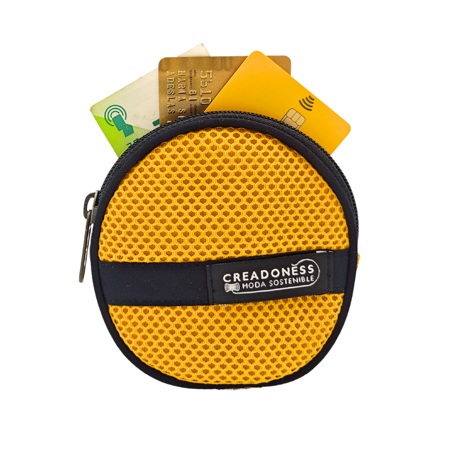 Compra nuestro monedero amarillo hecho a mano con tejido 3D y material reciclado, elaborado artesanalmente por las mujeres del Programa Social de Creadoness.