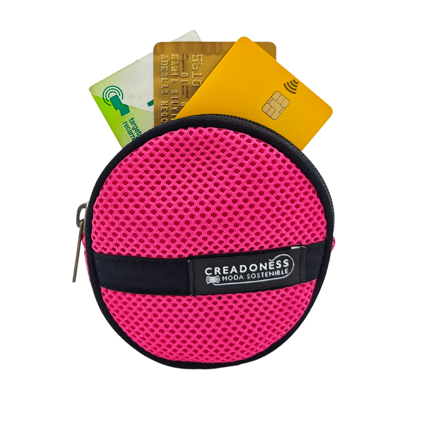 Compra nuestro monedero fucsia hecho a mano con tejido 3D y material reciclado, elaborado artesanalmente por las mujeres del Programa Social de Creadoness.