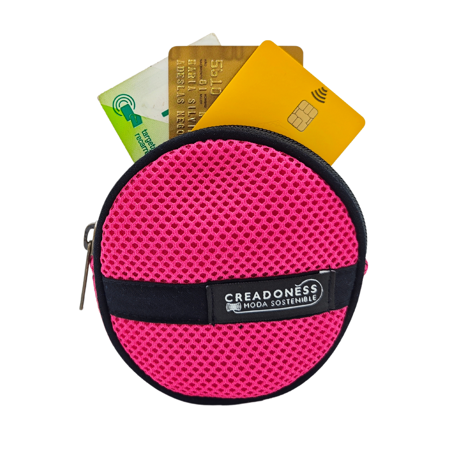 Compra nuestro monedero fucsia hecho a mano con tejido 3D y material reciclado, elaborado artesanalmente por las mujeres del Programa Social de Creadoness.