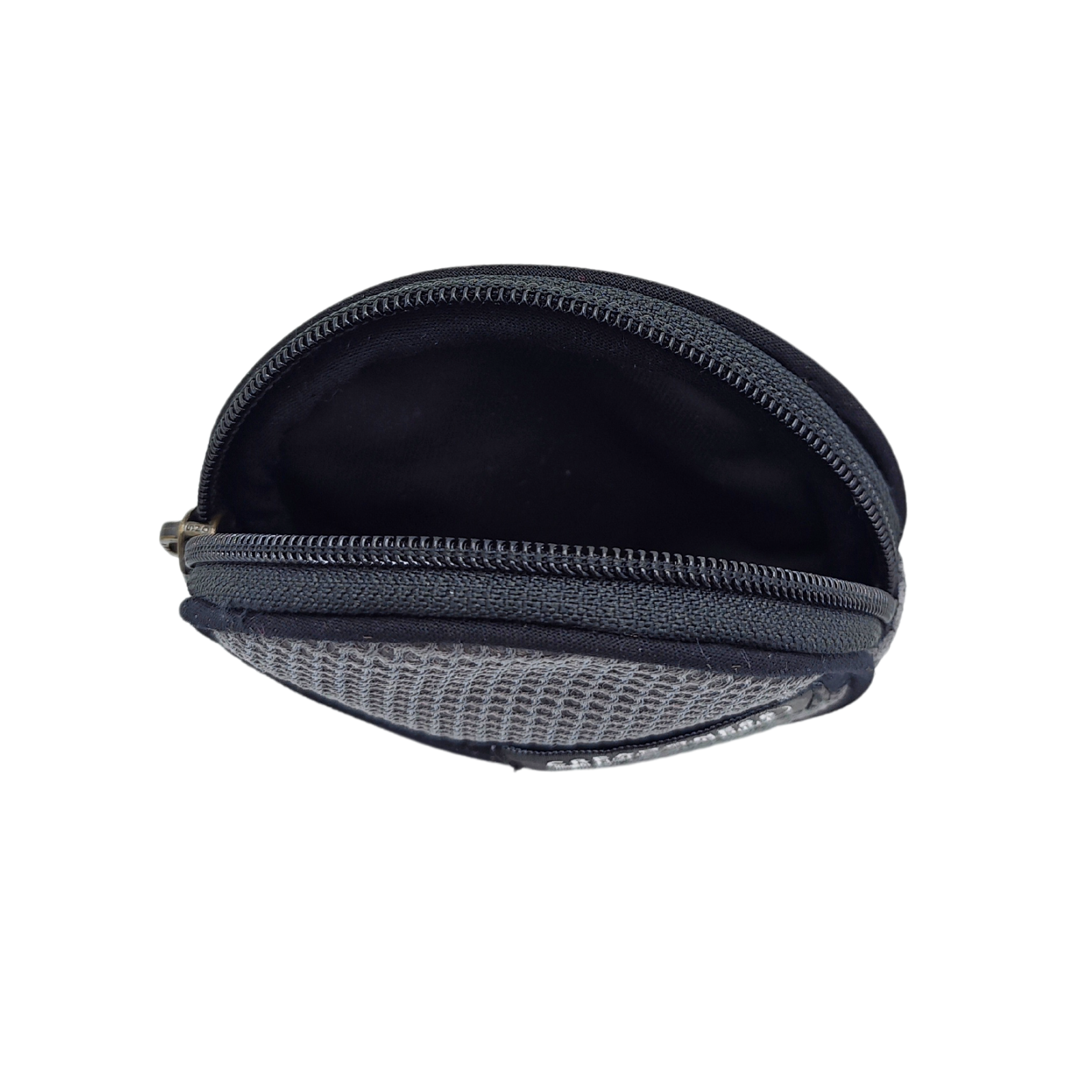 Compra nuestro monedero gris hecho a mano con tejido 3D y material reciclado, elaborado artesanalmente por las mujeres del Programa Social de Creadoness.