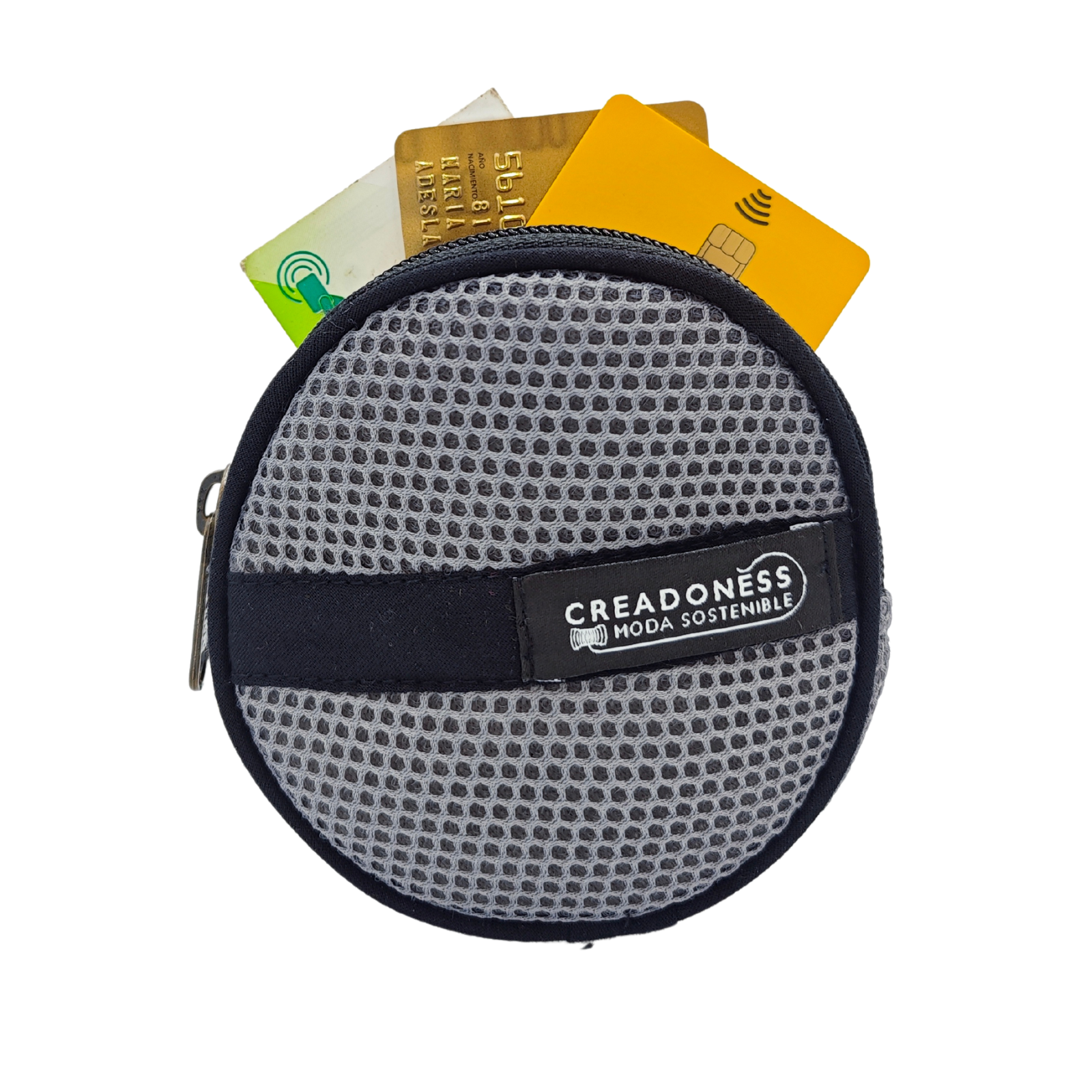 Compra nuestro monedero gris hecho a mano con tejido 3D y material reciclado, elaborado artesanalmente por las mujeres del Programa Social de Creadoness.