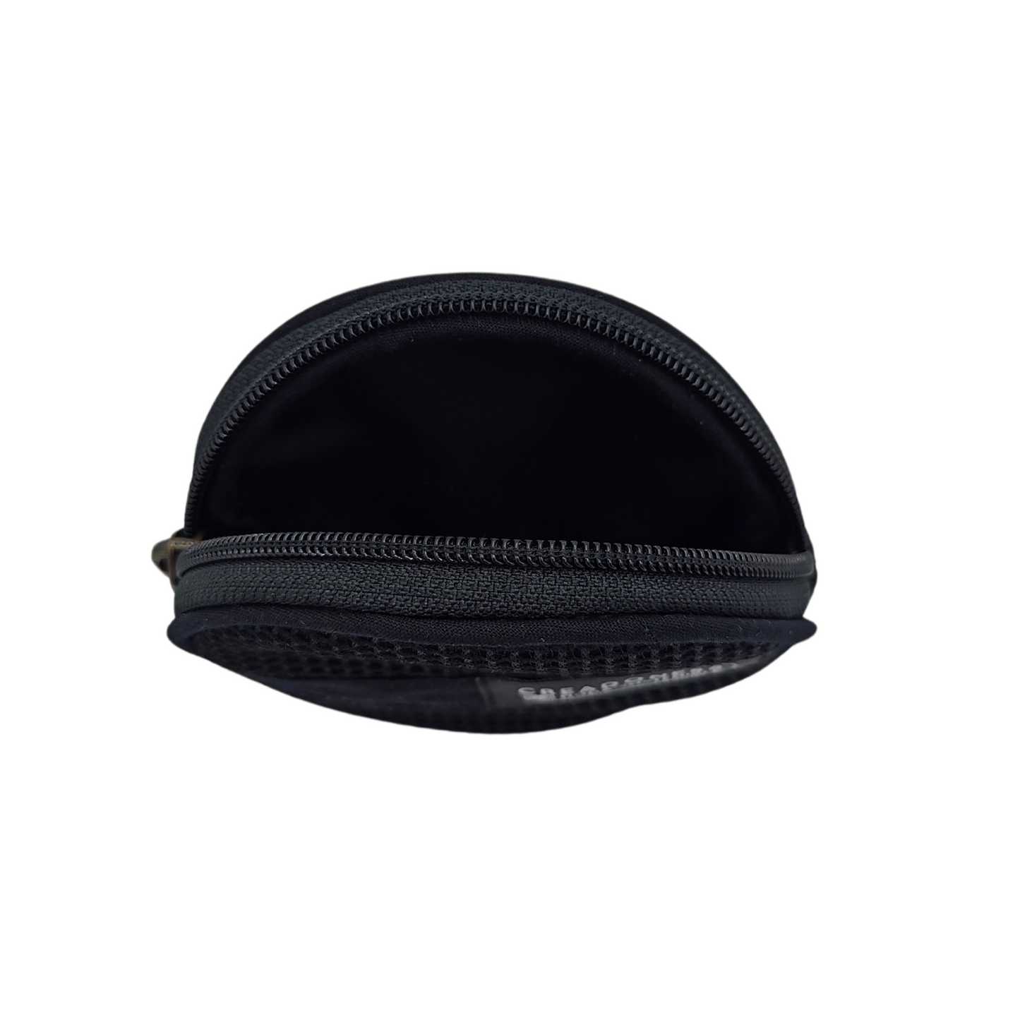 Compra nuestro monedero negro hecho a mano con tejido 3D y material reciclado, elaborado artesanalmente por las mujeres del Programa Social de Creadoness.