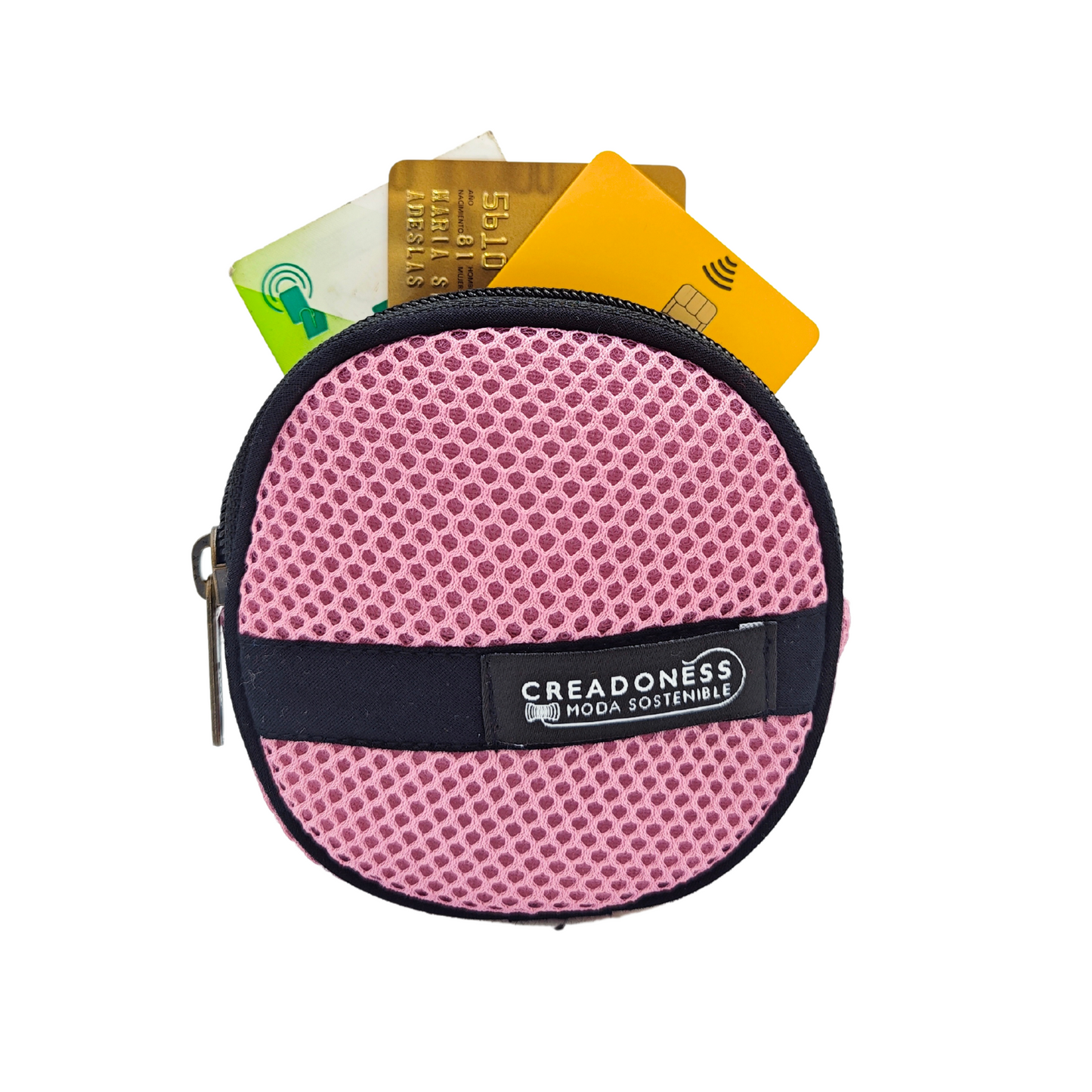 Compra nuestro monedero rosa hecho a mano con tejido 3D y material reciclado, elaborado artesanalmente por las mujeres del Programa Social de Creadoness.