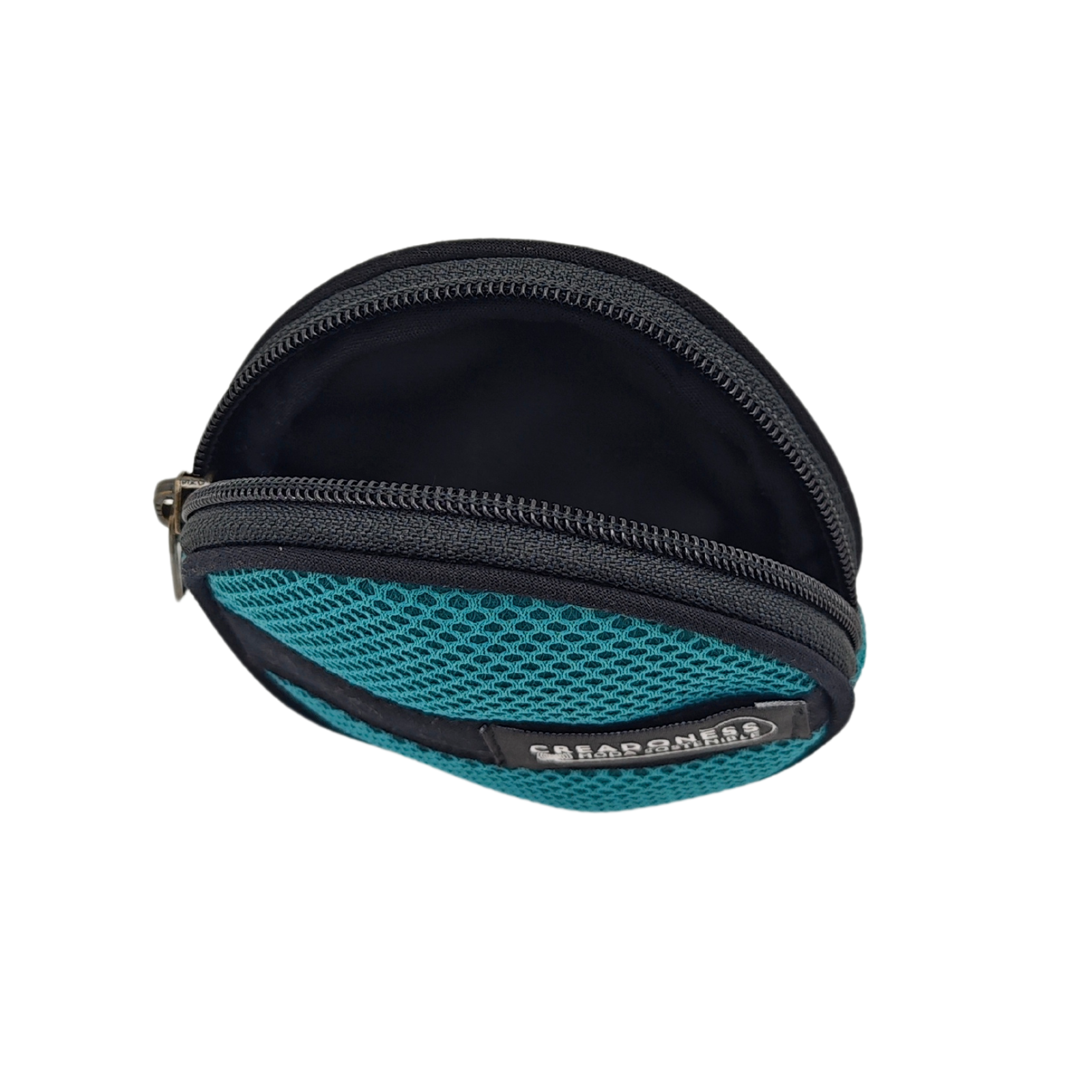 Compra nuestro monedero verde hecho a mano con tejido 3D y material reciclado, elaborado artesanalmente por las mujeres del Programa Social de Creadoness.