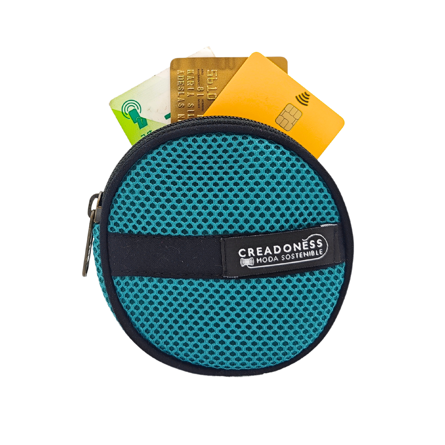 Compra nuestro monedero verde hecho a mano con tejido 3D y material reciclado, elaborado artesanalmente por las mujeres del Programa Social de Creadoness.