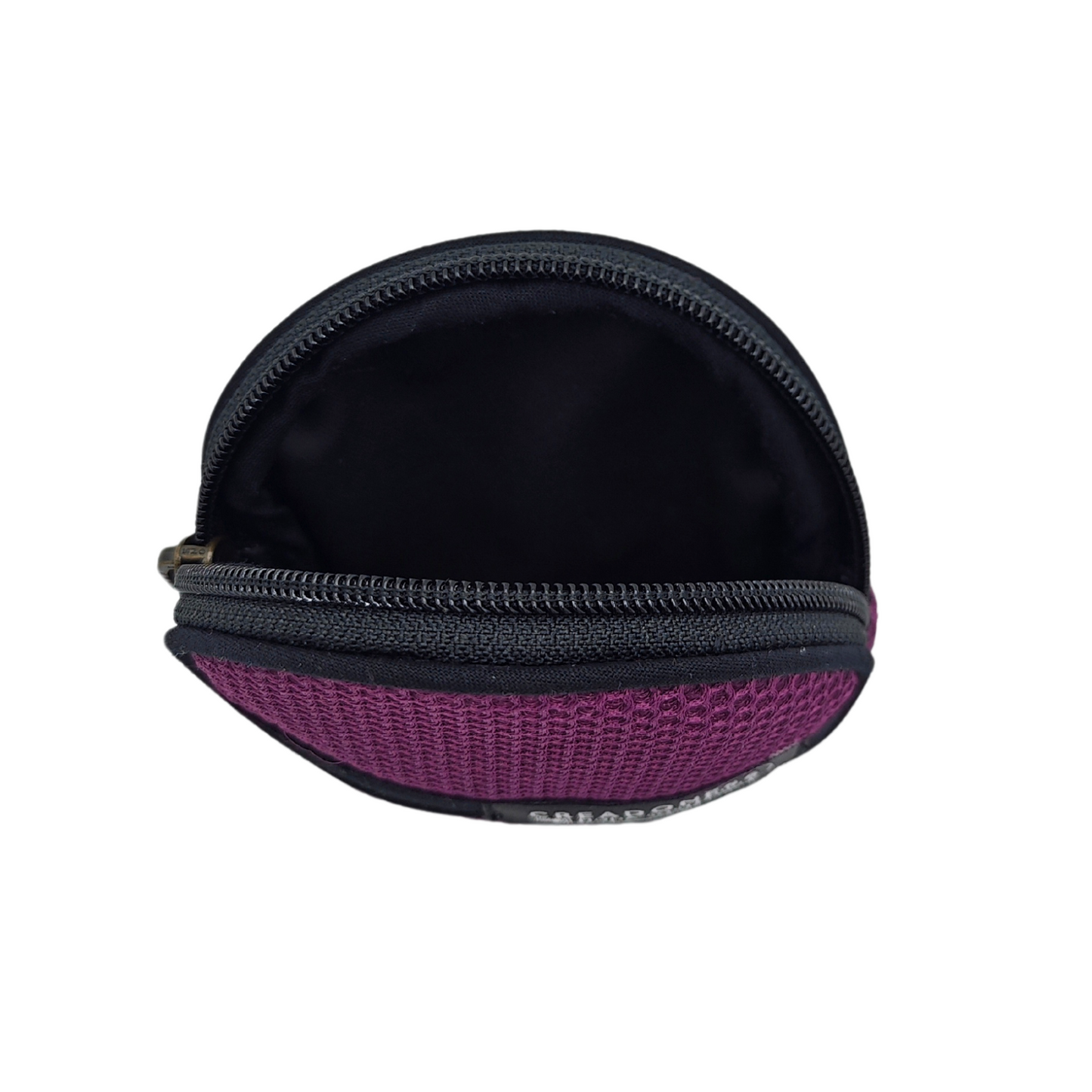 Compra nuestro monedero violeta hecho a mano con tejido 3D y material reciclado, elaborado artesanalmente por las mujeres del Programa Social de Creadoness.