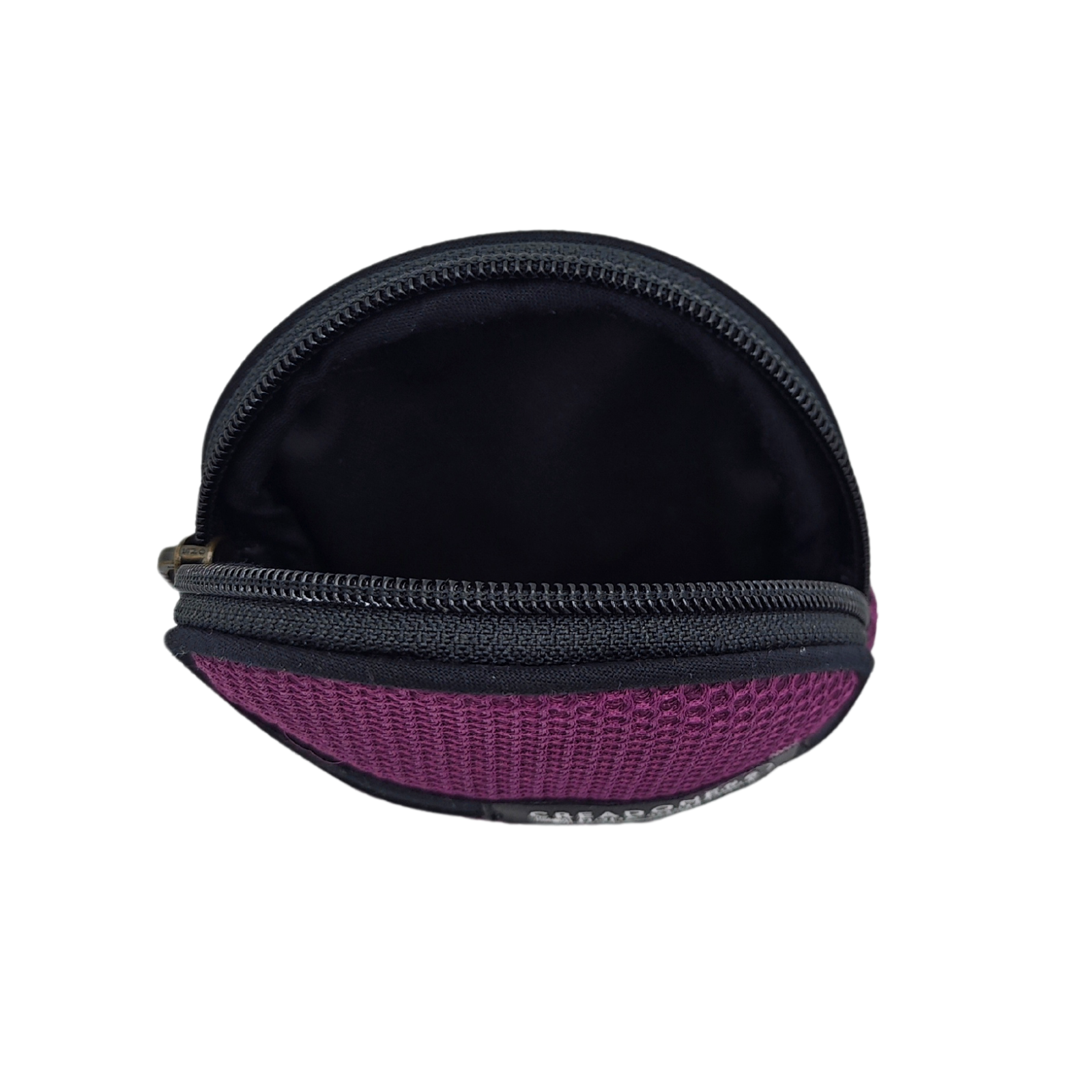 Compra nuestro monedero violeta hecho a mano con tejido 3D y material reciclado, elaborado artesanalmente por las mujeres del Programa Social de Creadoness.