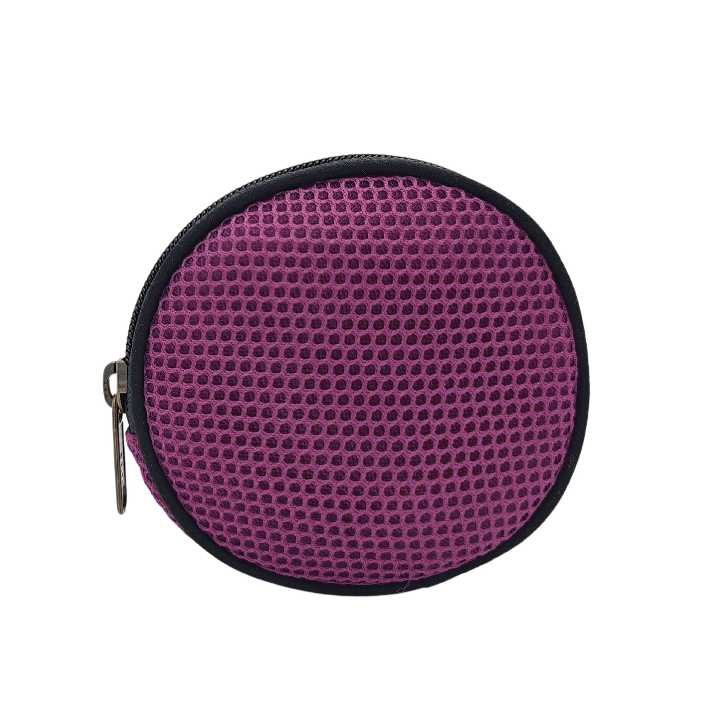 Compra nuestro monedero violeta hecho a mano con tejido 3D y material reciclado, elaborado artesanalmente por las mujeres del Programa Social de Creadoness.