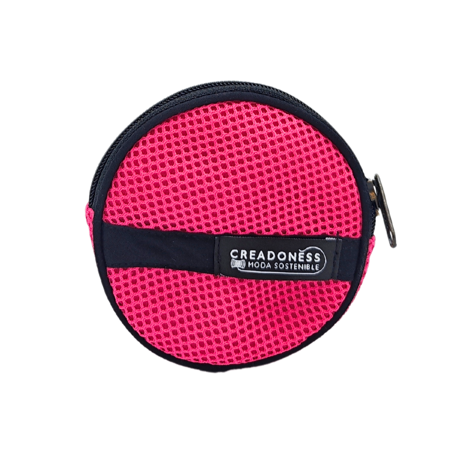 Compra nuestro monedero fucsia hecho a mano con tejido 3D y material reciclado, elaborado artesanalmente por las mujeres del Programa Social de Creadoness.