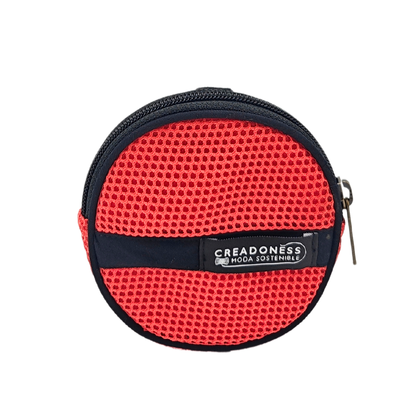 Este monedero está hecho a mano por las mujeres que nosotras formamos en nuestro Programa Social. Es un producto confeccionado con tejido técnico 3D y en su interior está forrado con loneta impermeable reciclada negra.