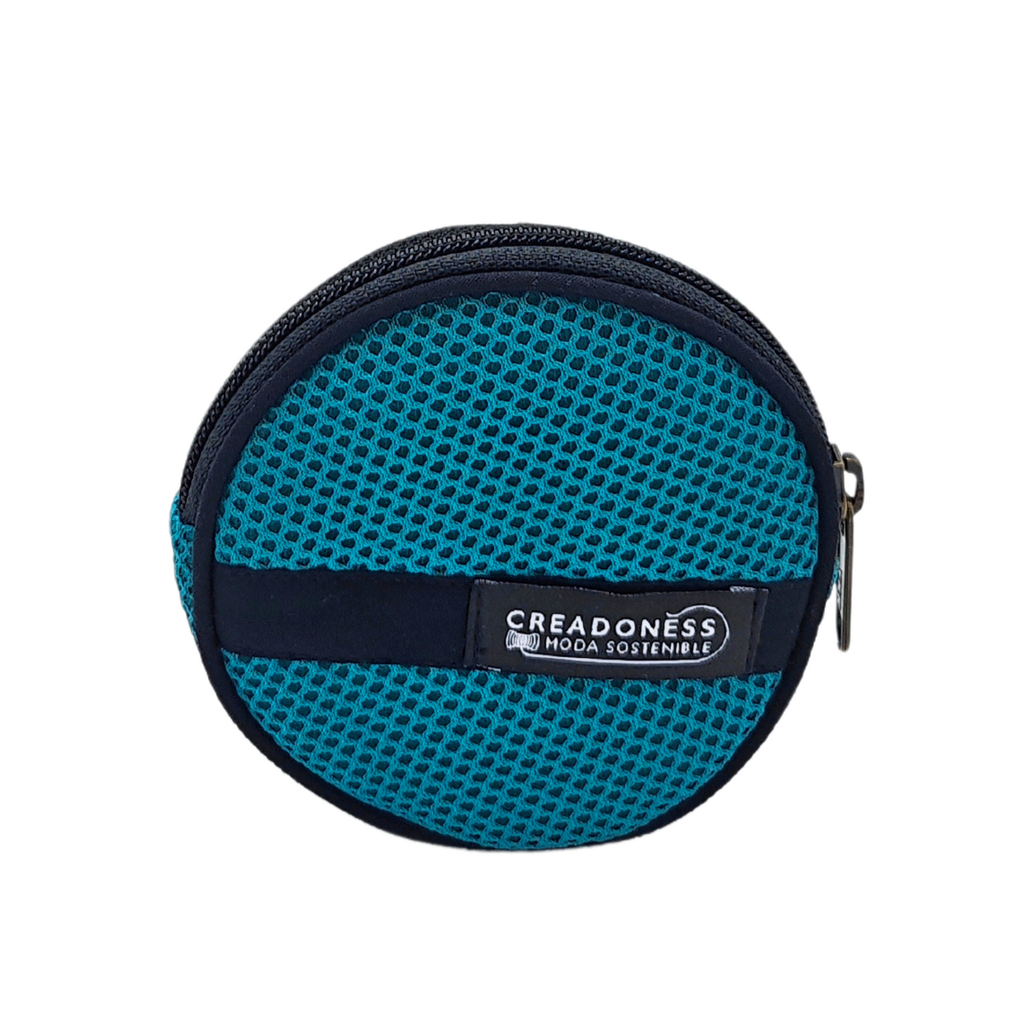 Compra nuestro monedero verde hecho a mano con tejido 3D y material reciclado, elaborado artesanalmente por las mujeres del Programa Social de Creadoness.