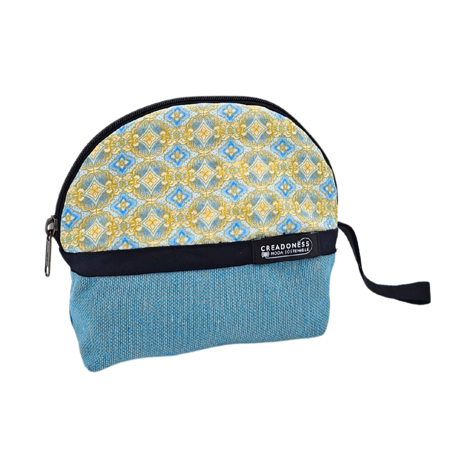 Descubre nuestro Neceser Pequeño Sarasvati, está hecho a mano con suave tela de algodón azul, elaborado artesanalmente por las mujeres del Programa Social de Creadoness.