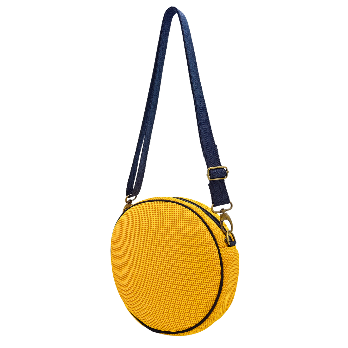 Compra nuestro bolso circular amarillo, hecho a mano con tejido 3D y material reciclado, elaborado artesanalmente por las mujeres del Programa Social de Creadoness.