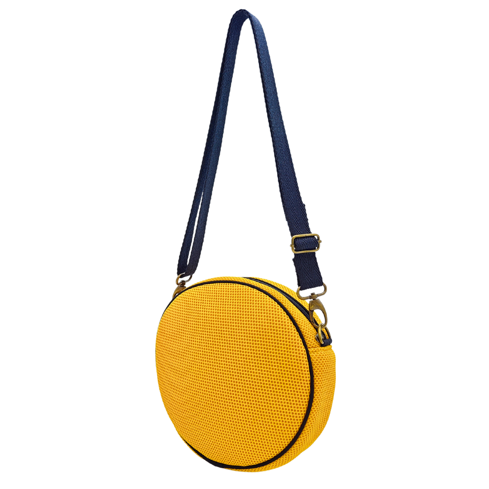 Compra nuestro bolso circular amarillo, hecho a mano con tejido 3D y material reciclado, elaborado artesanalmente por las mujeres del Programa Social de Creadoness.