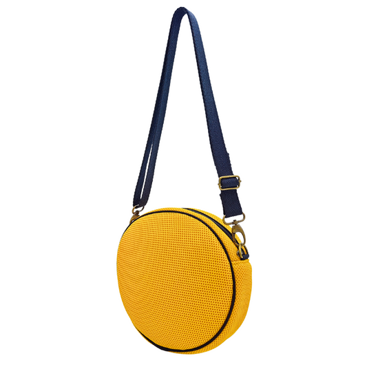 Compra nuestro bolso circular amarillo, hecho a mano con tejido 3D y material reciclado, elaborado artesanalmente por las mujeres del Programa Social de Creadoness.