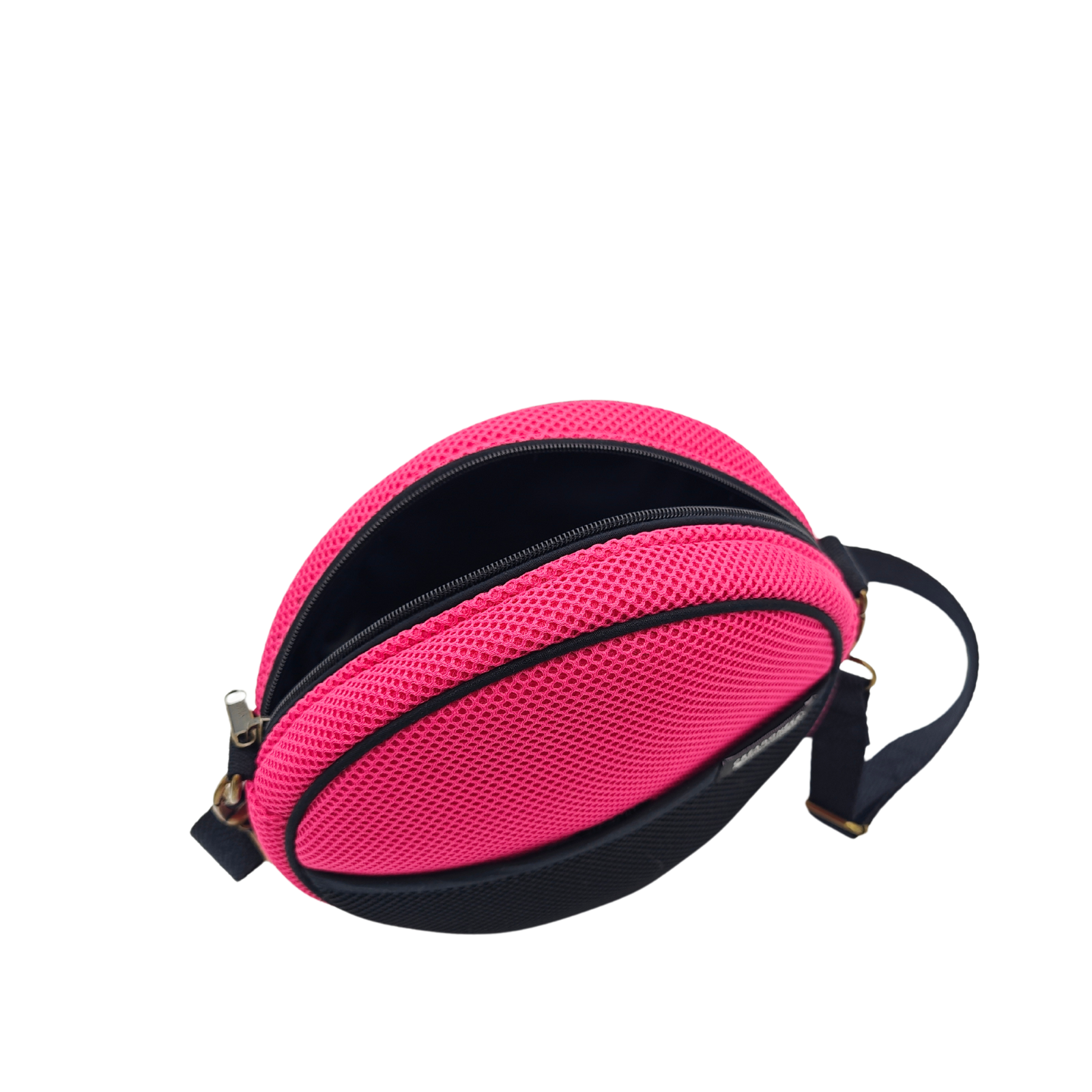 Compra nuestro bolso circular fucsia, hecho a mano con tejido 3D y material reciclado, elaborado artesanalmente por las mujeres del Programa Social de Creadoness.