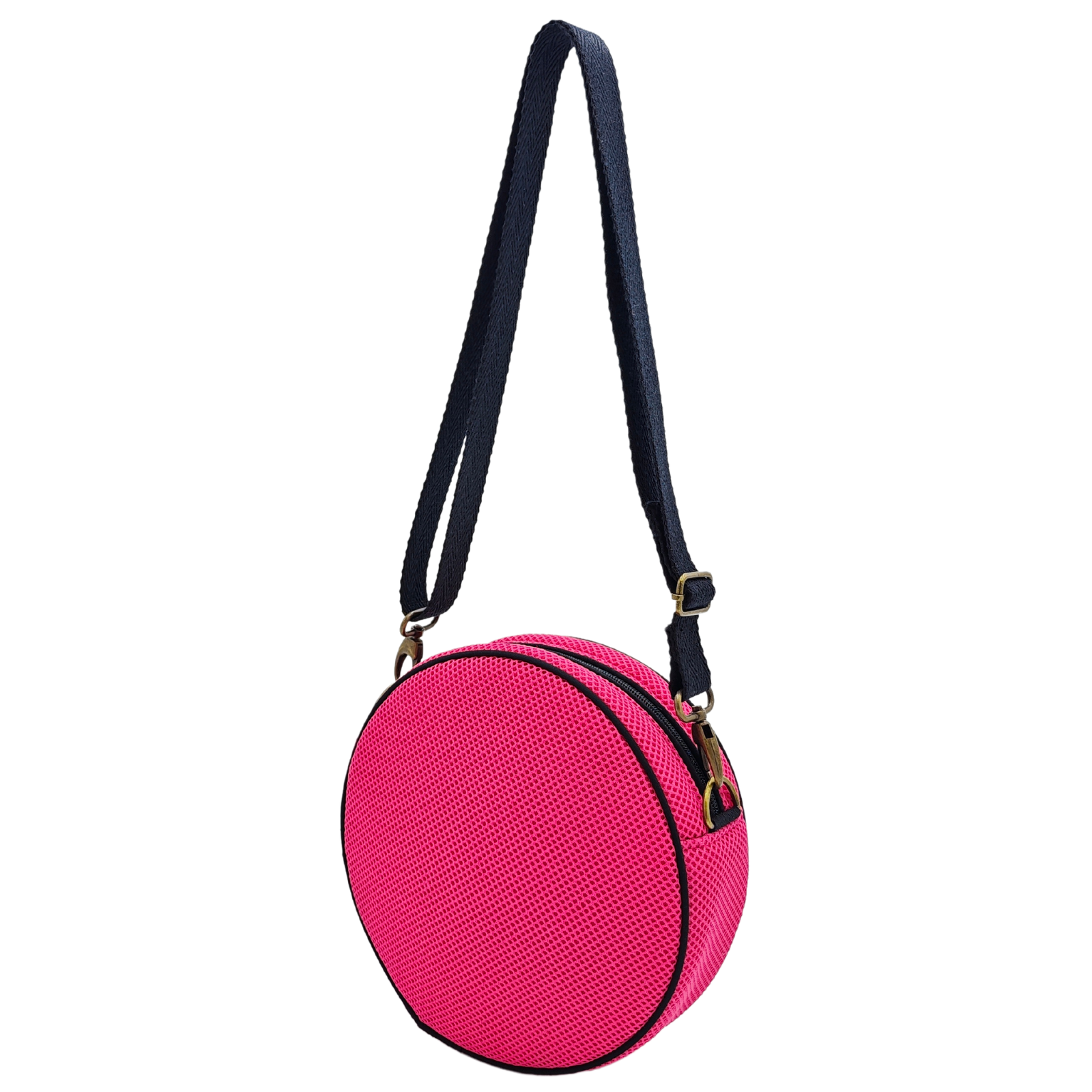 Compra nuestro bolso circular fucsia, hecho a mano con tejido 3D y material reciclado, elaborado artesanalmente por las mujeres del Programa Social de Creadoness.