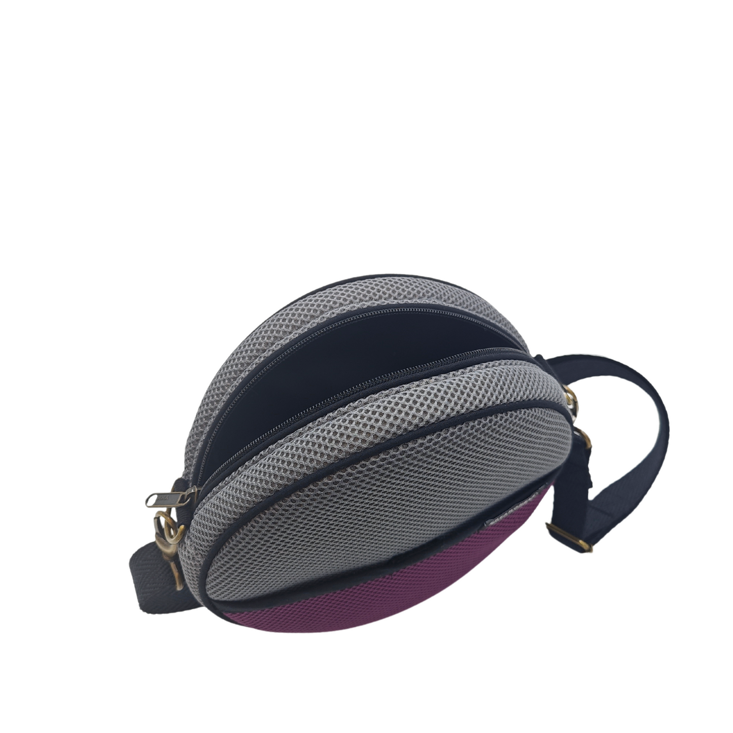 Compra nuestro bolso circular gris-violeta, hecho a mano con tejido 3D y material reciclado, elaborado artesanalmente por las mujeres del Programa Social de Creadoness.