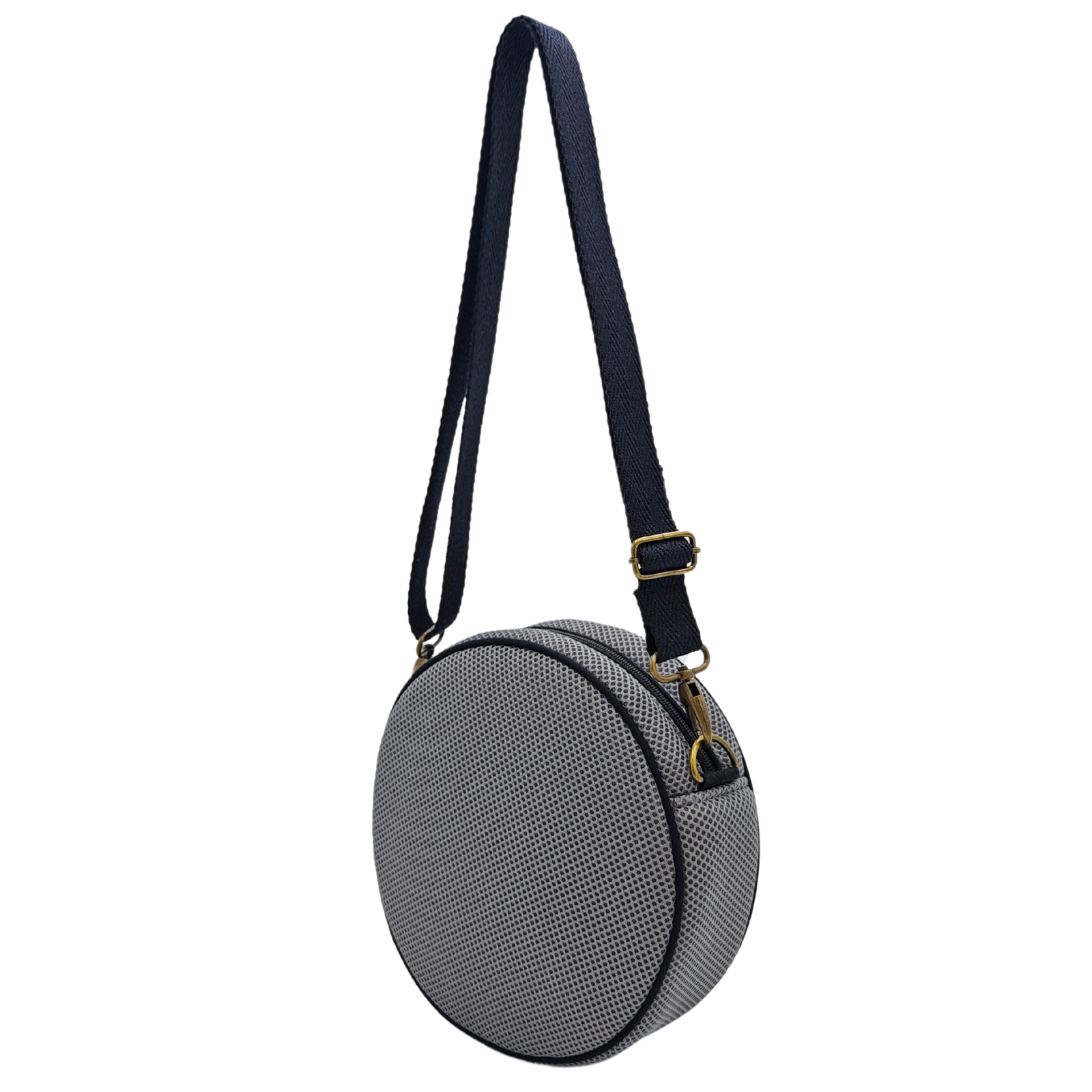 Compra nuestro bolso circular gris-violeta, hecho a mano con tejido 3D y material reciclado, elaborado artesanalmente por las mujeres del Programa Social de Creadoness.