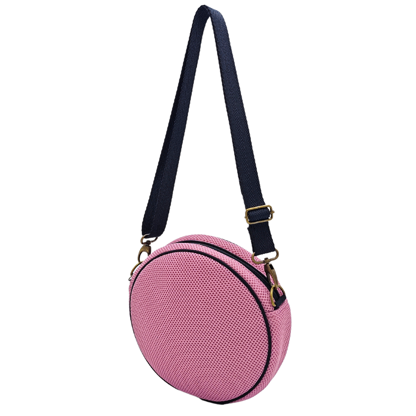 Compra nuestro bolso circular rosa, hecho a mano con tejido 3D y material reciclado, elaborado artesanalmente por las mujeres del Programa Social de Creadoness.