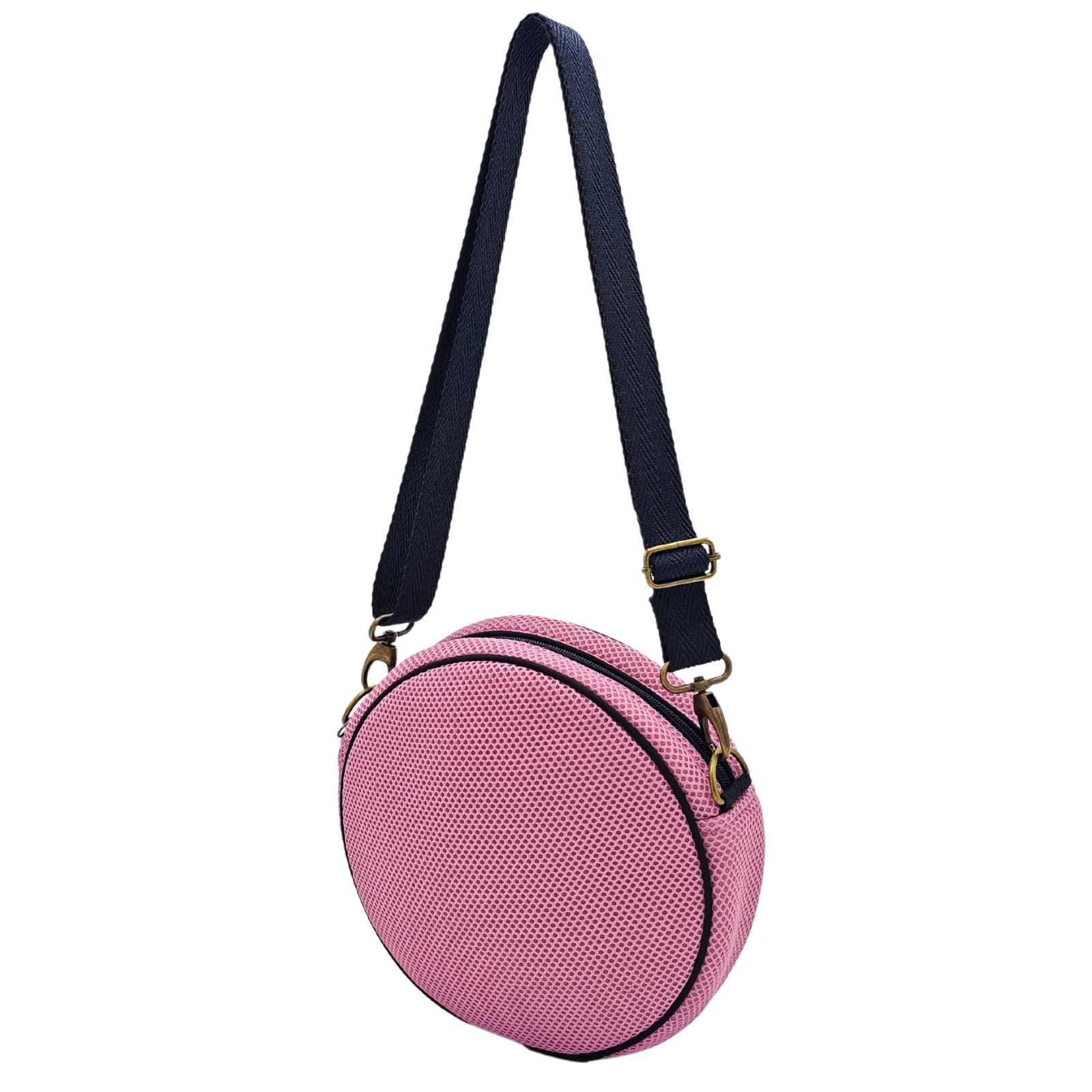 Compra nuestro bolso circular rosa, hecho a mano con tejido 3D y material reciclado, elaborado artesanalmente por las mujeres del Programa Social de Creadoness.