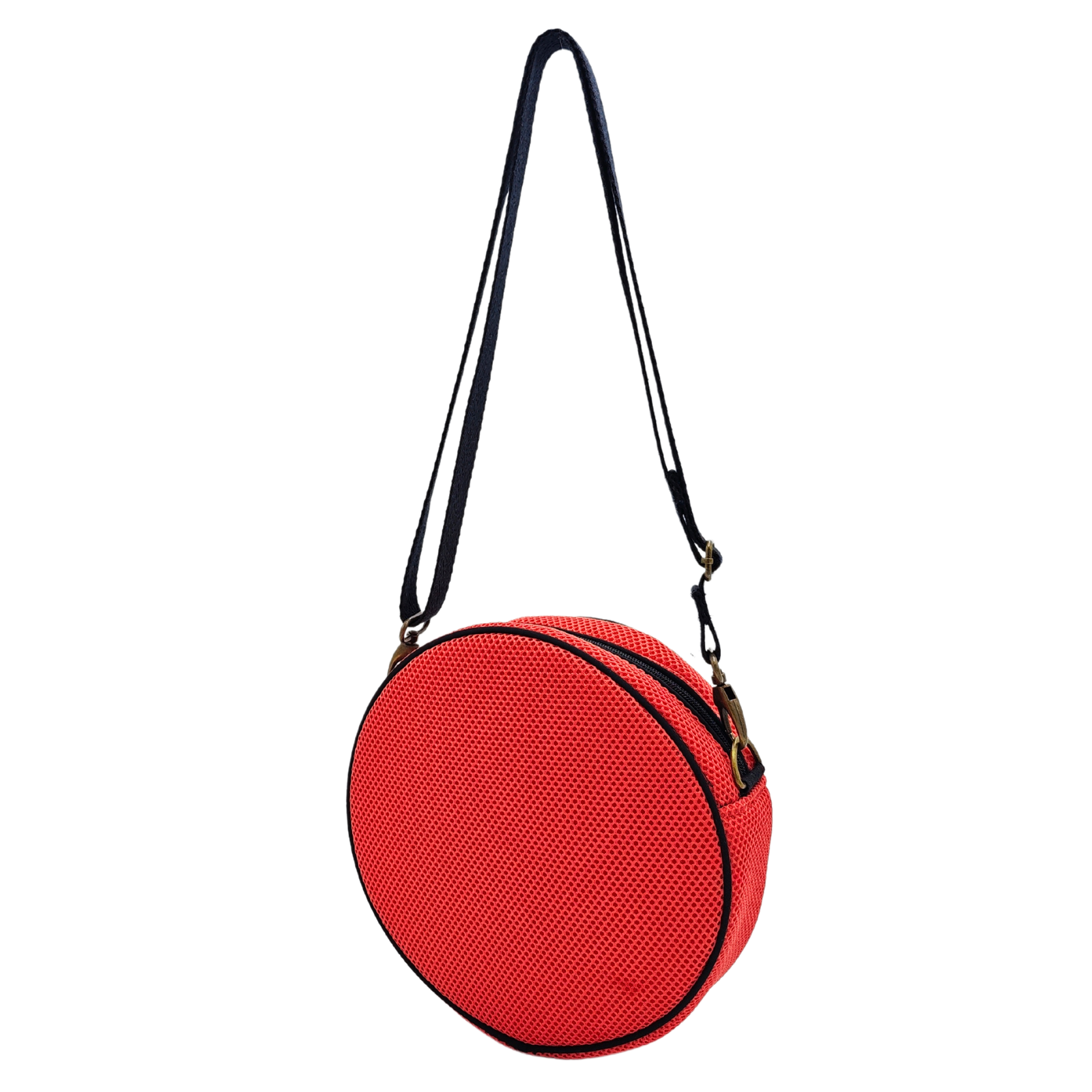 Compra nuestro bolso circular salmón-gris, hecho a mano con tejido 3D y material reciclado, elaborado artesanalmente por las mujeres del Programa Social de Creadoness.